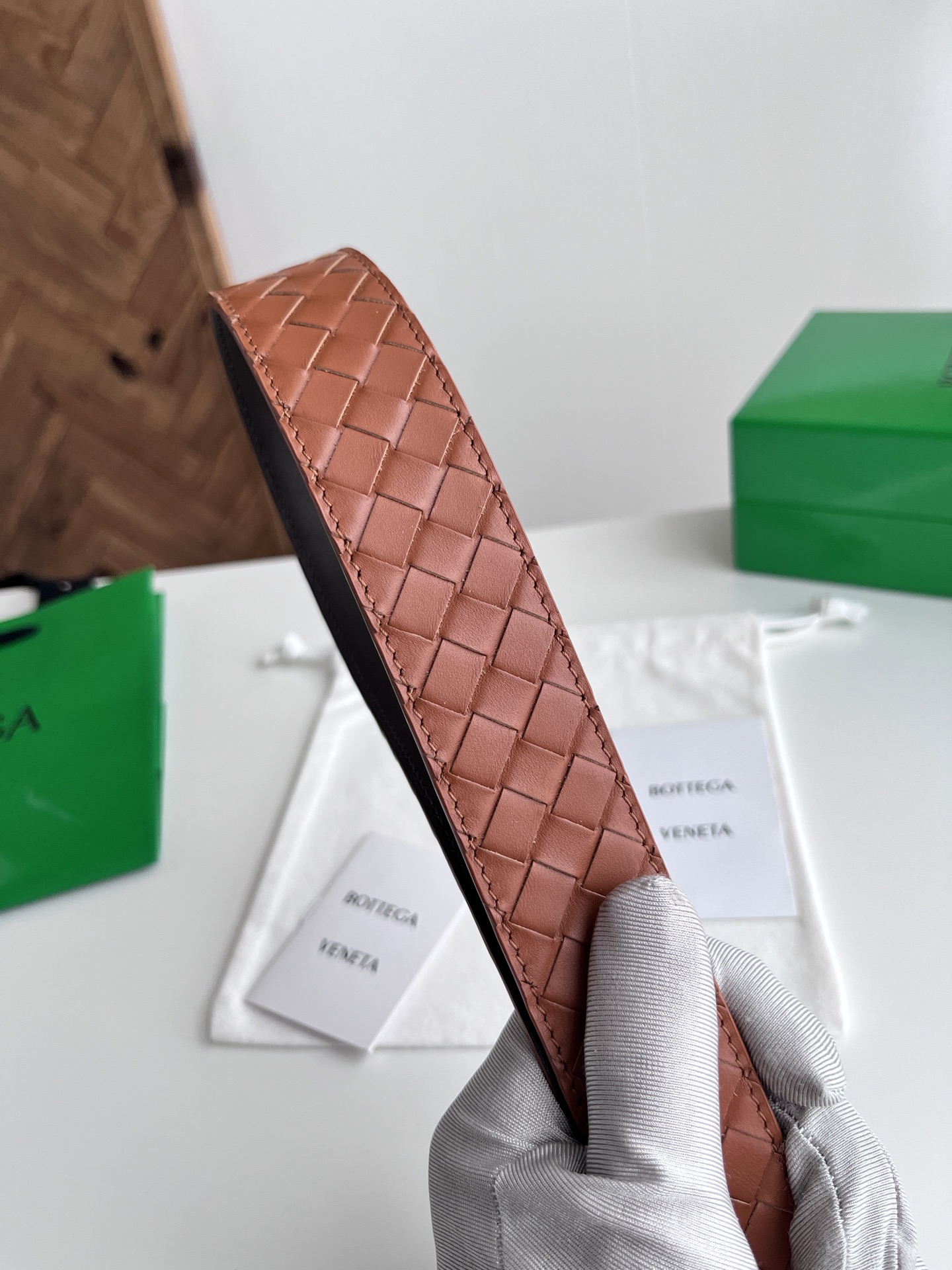 Bottega Veneta Bv 2025最新款男士编织腰带 纯手工intreccio小格子编织 双面意大利小牛皮搭配编织纹理设计金色针扣 金属圈皮带孔 皮带宽度35MM 颜色: 土黄色