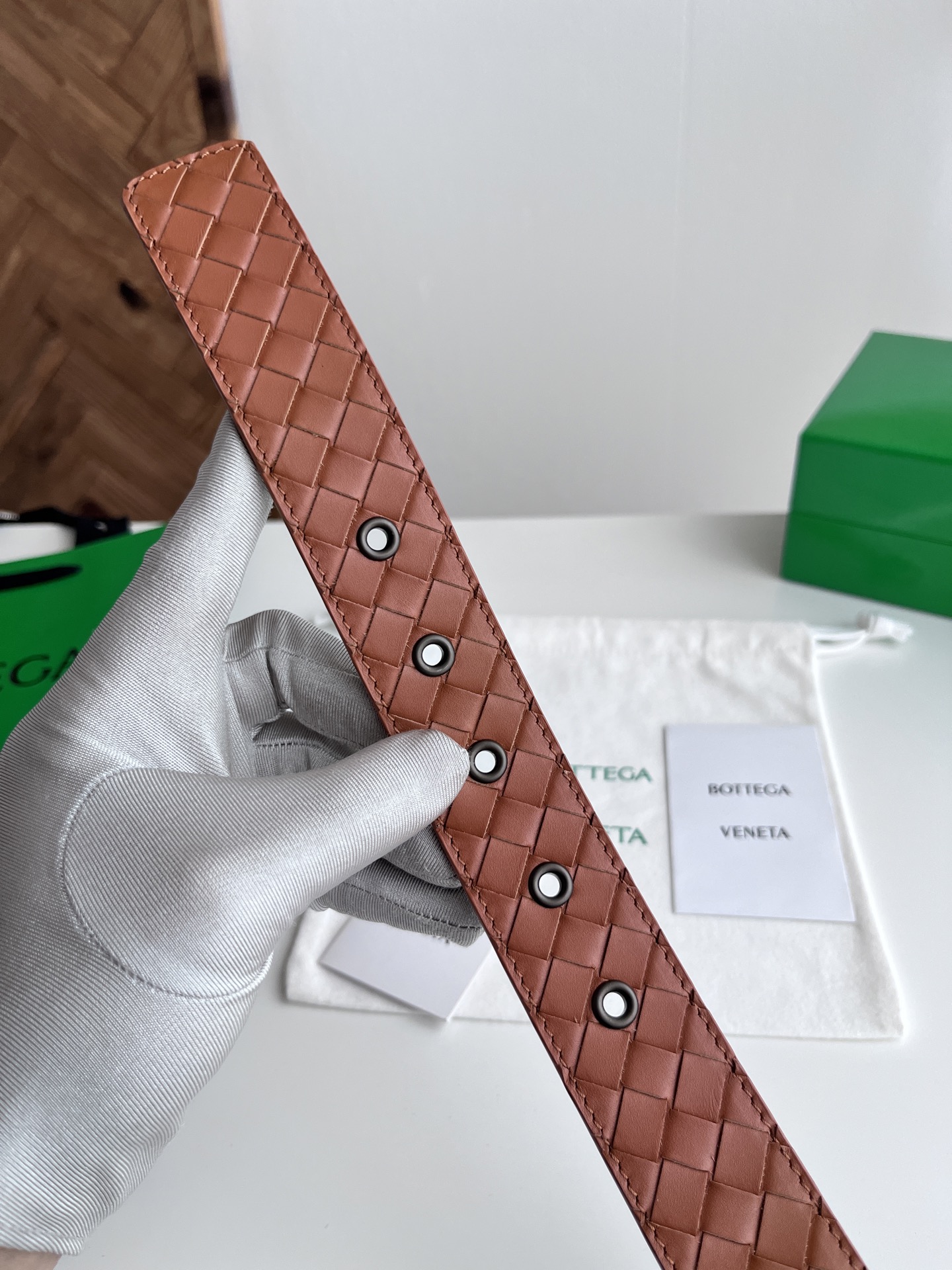 Bottega Veneta Bv 2025最新款男士编织腰带 纯手工intreccio小格子编织 双面意大利小牛皮搭配编织纹理设计金色针扣 金属圈皮带孔 皮带宽度35MM 颜色: 土黄色