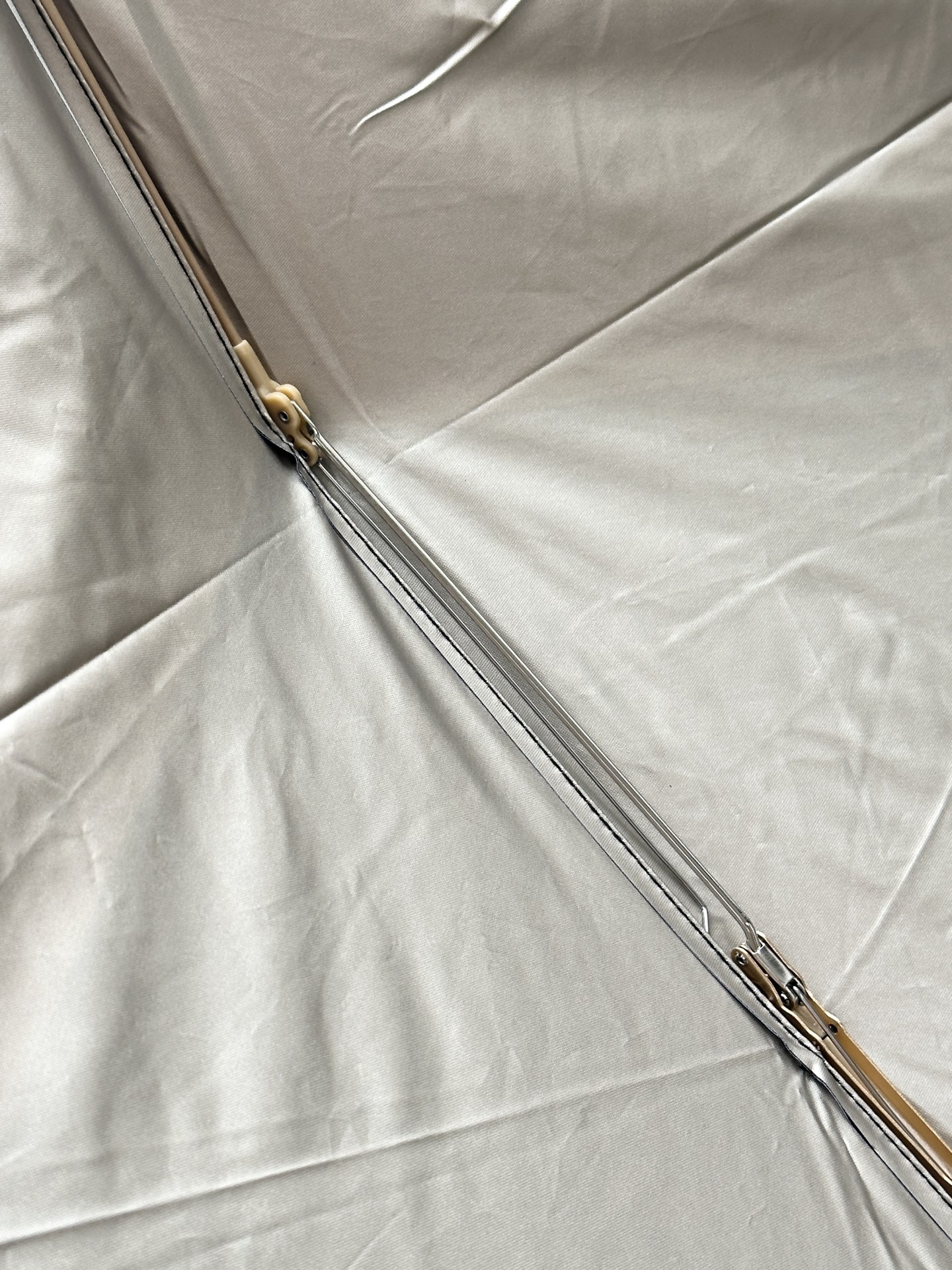 The umbrella ribs are made of aluminum alloy andMade of PVC steel combin - Comprehensive 4