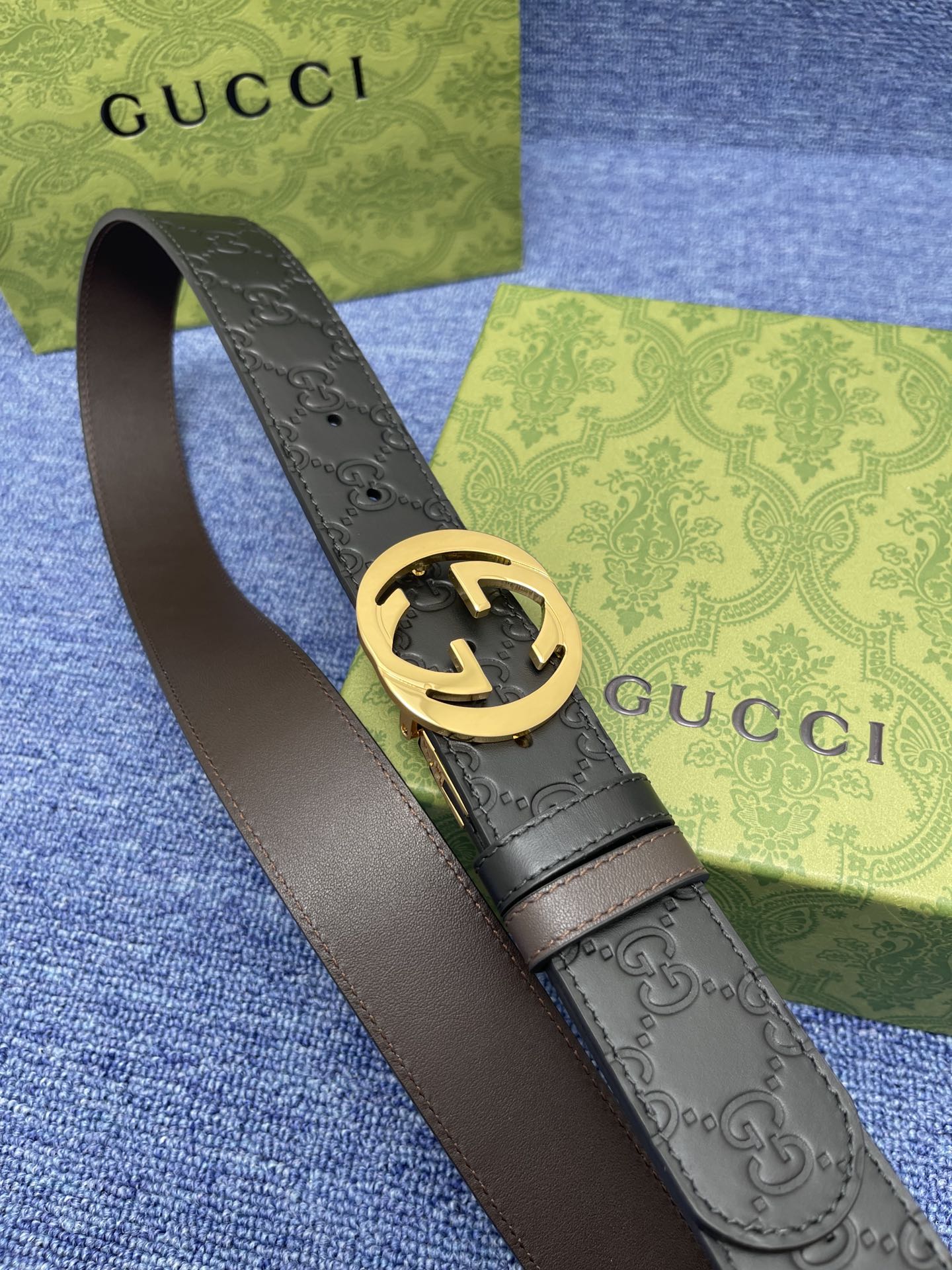 品牌古驰Gucci描述采用高级GucciSignature真皮精制而成触感厚实饰以双G商标带扣腰带为意大