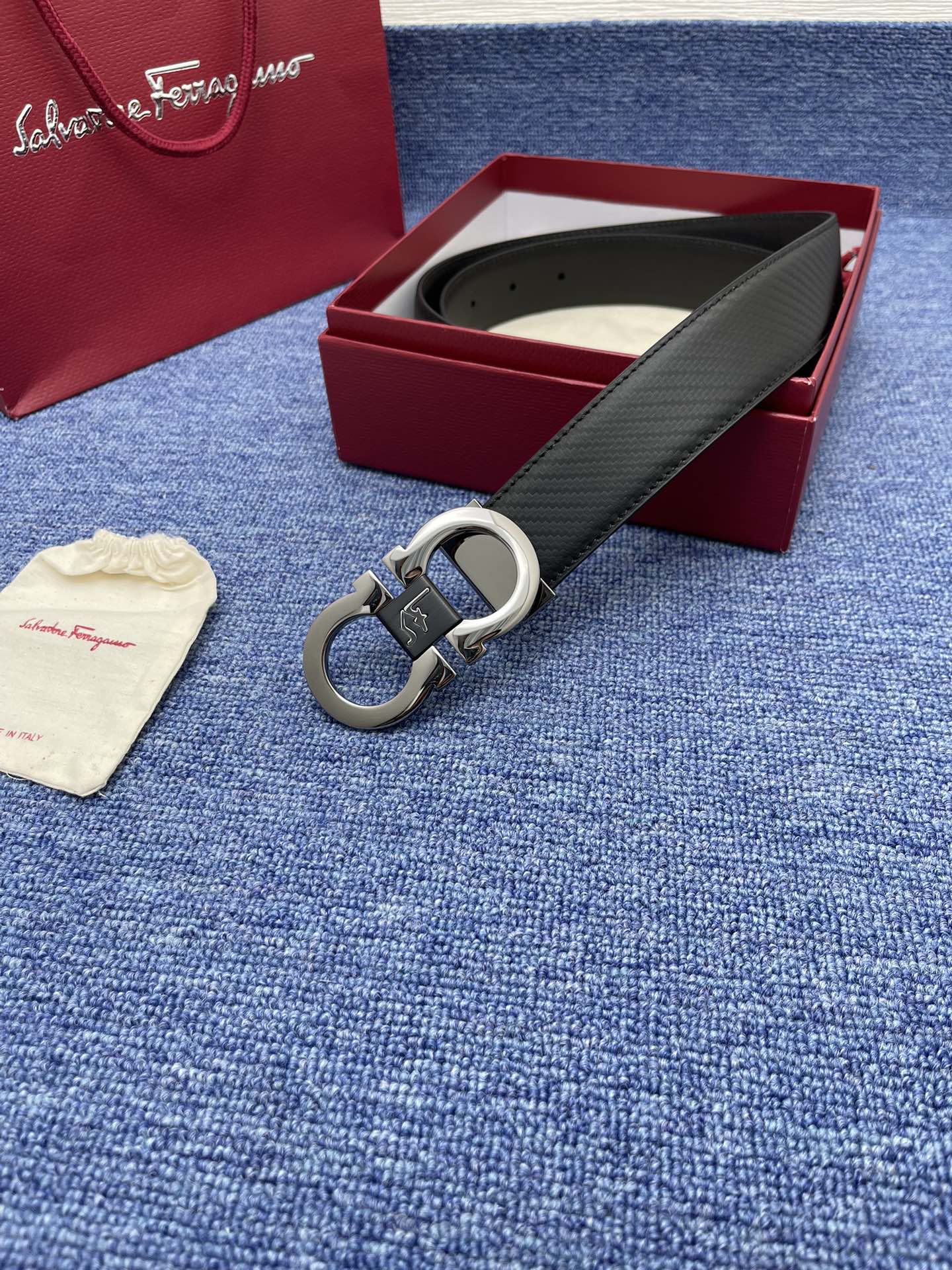 P165⛵️代购正品级 菲拉格慕 男士腰带 专柜品质 支持官网NFC芯片扫描！原厂皮料 这款皮带采用天然粒纹皮革材质，颇具都市风范，细节充满动感。同色调金属Gancini扣饰带有撞色衬里，为其增添时髦气息。这款配饰采用双面设计，皮带宽度3.5cm