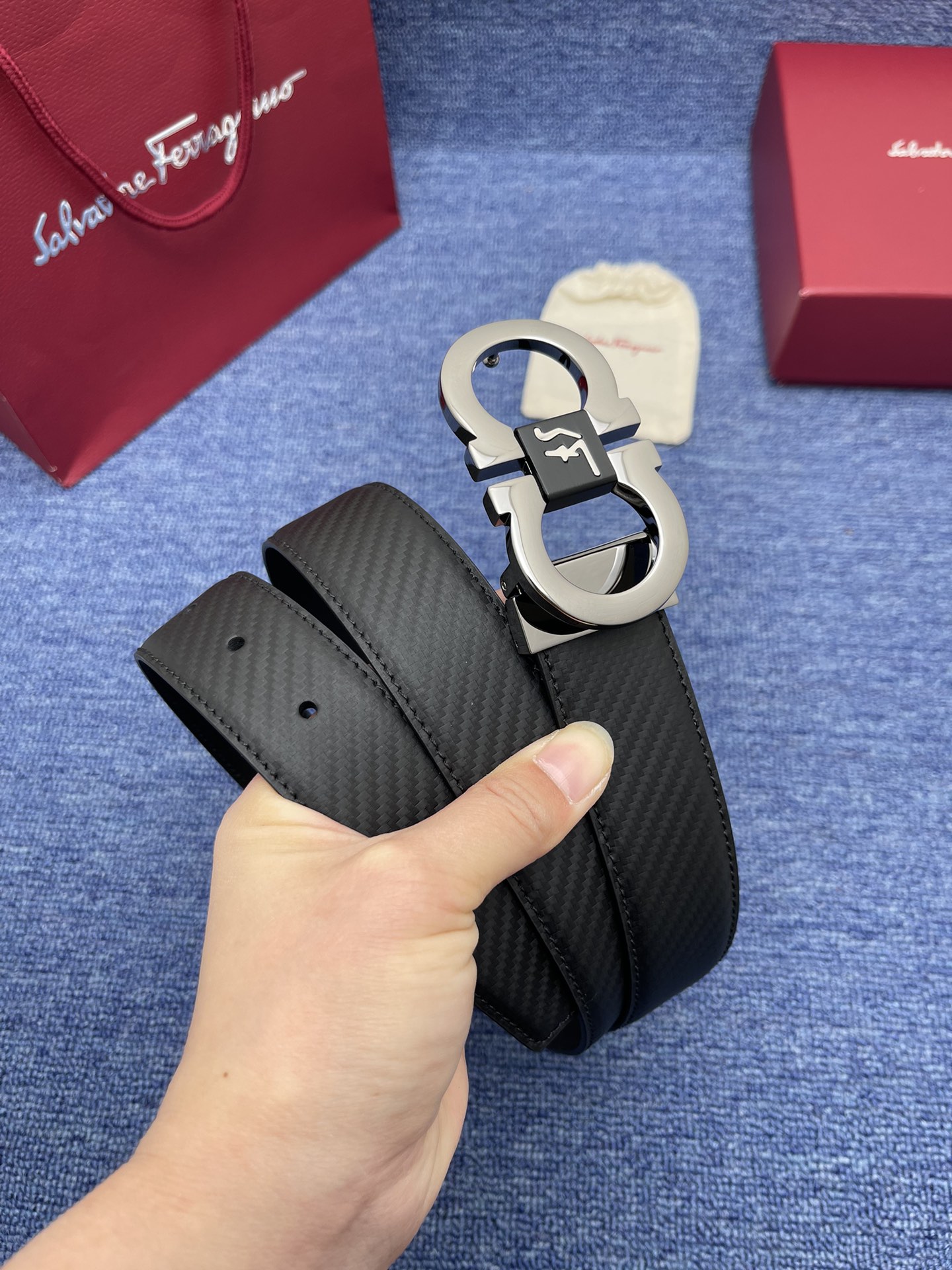 P165⛵️代购正品级 菲拉格慕 男士腰带 专柜品质 支持官网NFC芯片扫描！原厂皮料 这款皮带采用天然粒纹皮革材质，颇具都市风范，细节充满动感。同色调金属Gancini扣饰带有撞色衬里，为其增添时髦气息。这款配饰采用双面设计，皮带宽度3.5cm