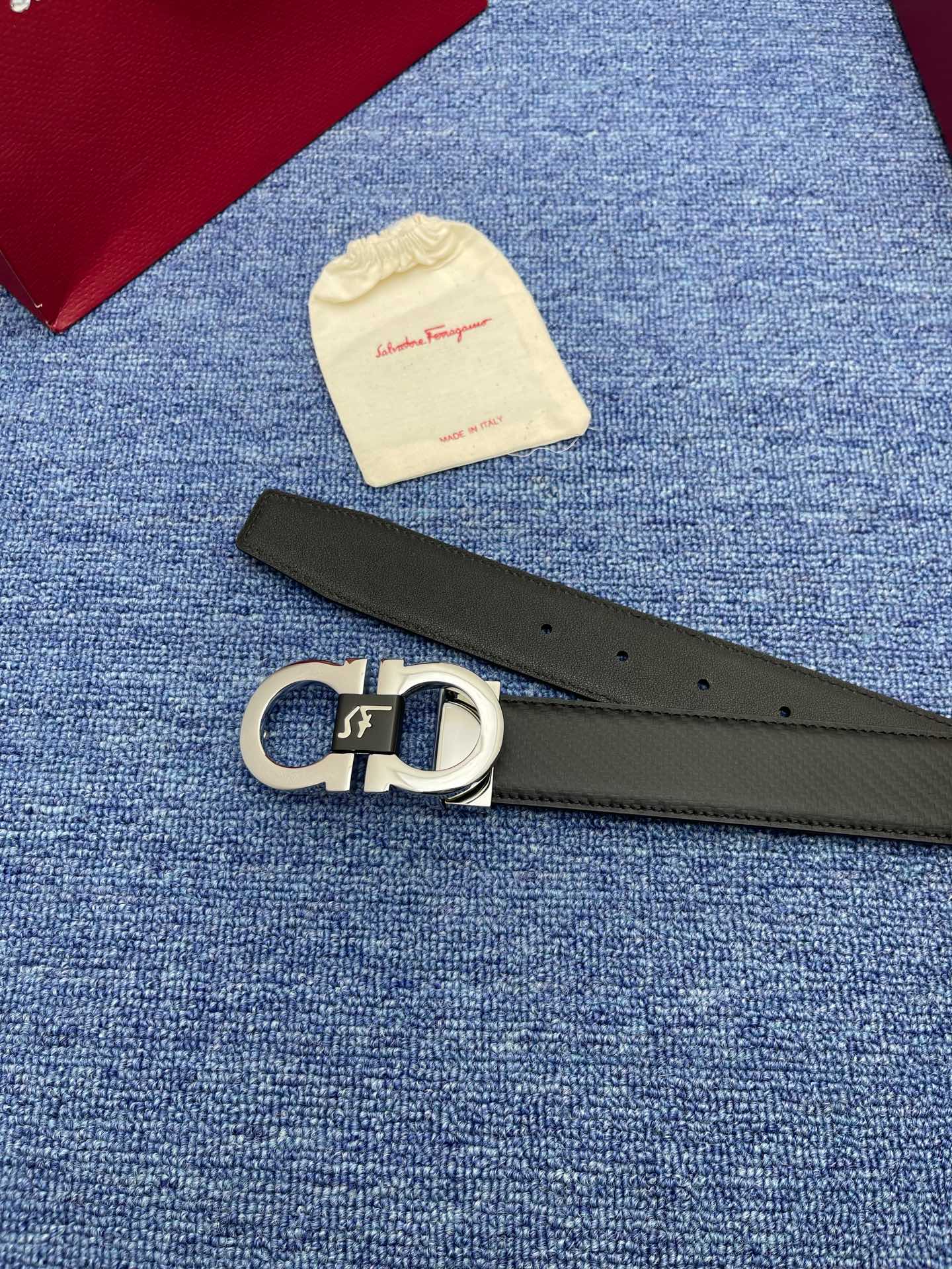 P165⛵️代购正品级 菲拉格慕 男士腰带 专柜品质 支持官网NFC芯片扫描！原厂皮料 这款皮带采用天然粒纹皮革材质，颇具都市风范，细节充满动感。同色调金属Gancini扣饰带有撞色衬里，为其增添时髦气息。这款配饰采用双面设计，皮带宽度3.5cm
