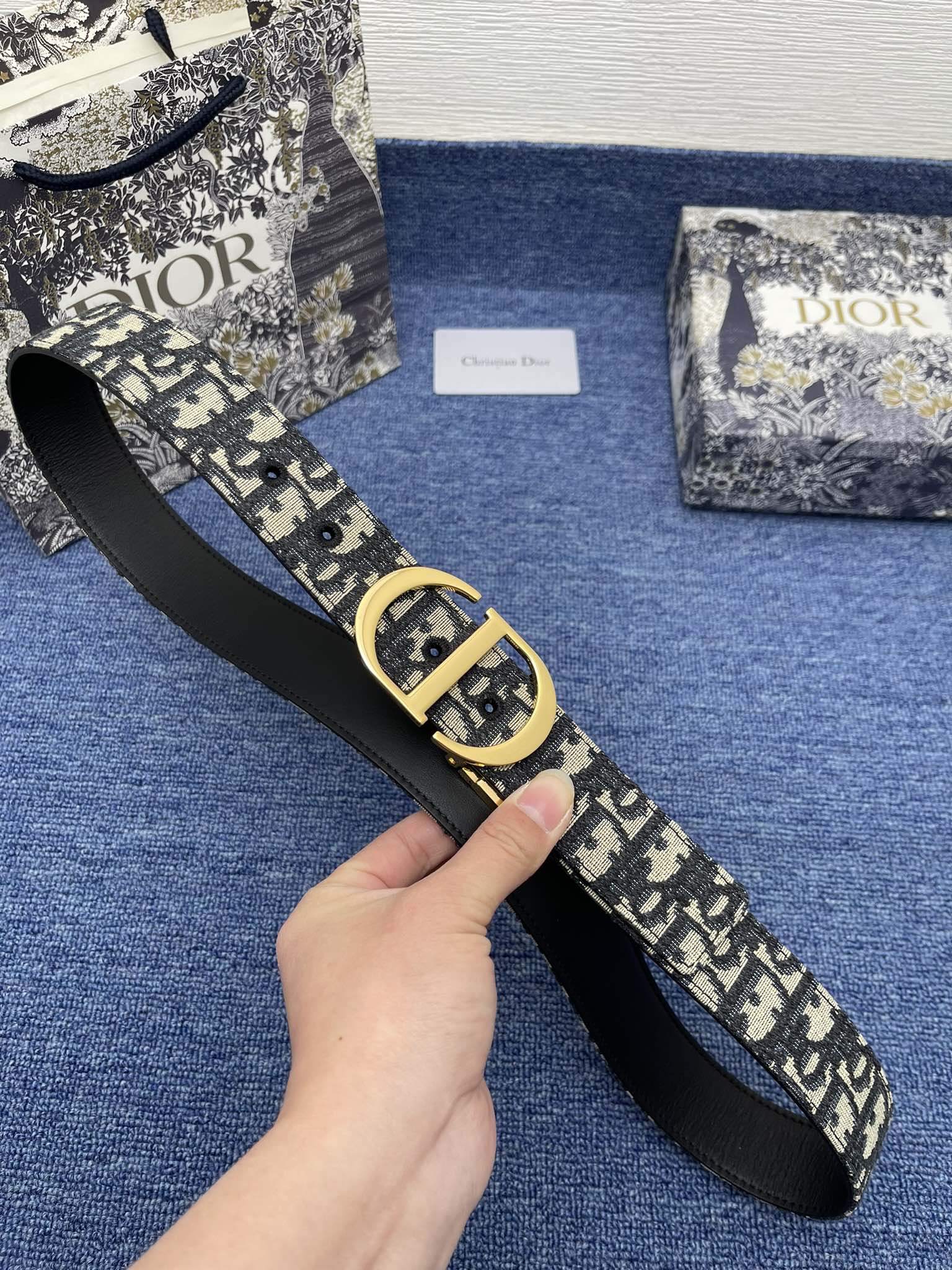 Zodio Double-Sided Belt: Elegant Design with Gold Metal CD Button - 图片 1