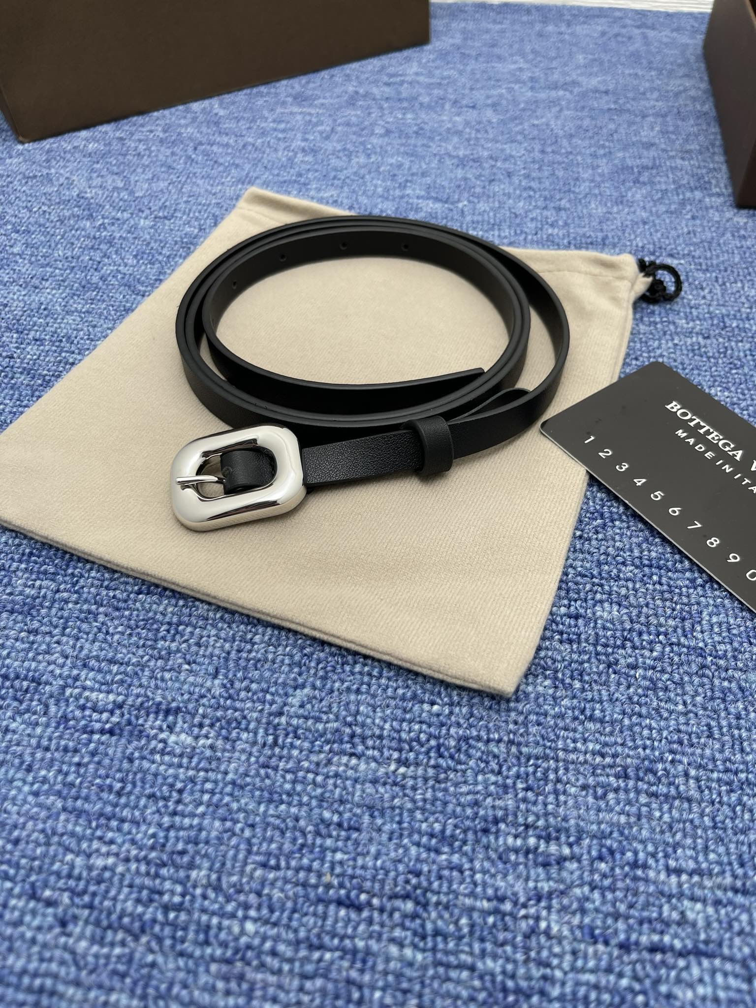 “High-Quality French-Made Leather Belt with Monogram for Ms. BV, 2024 Collection” - 图片 3