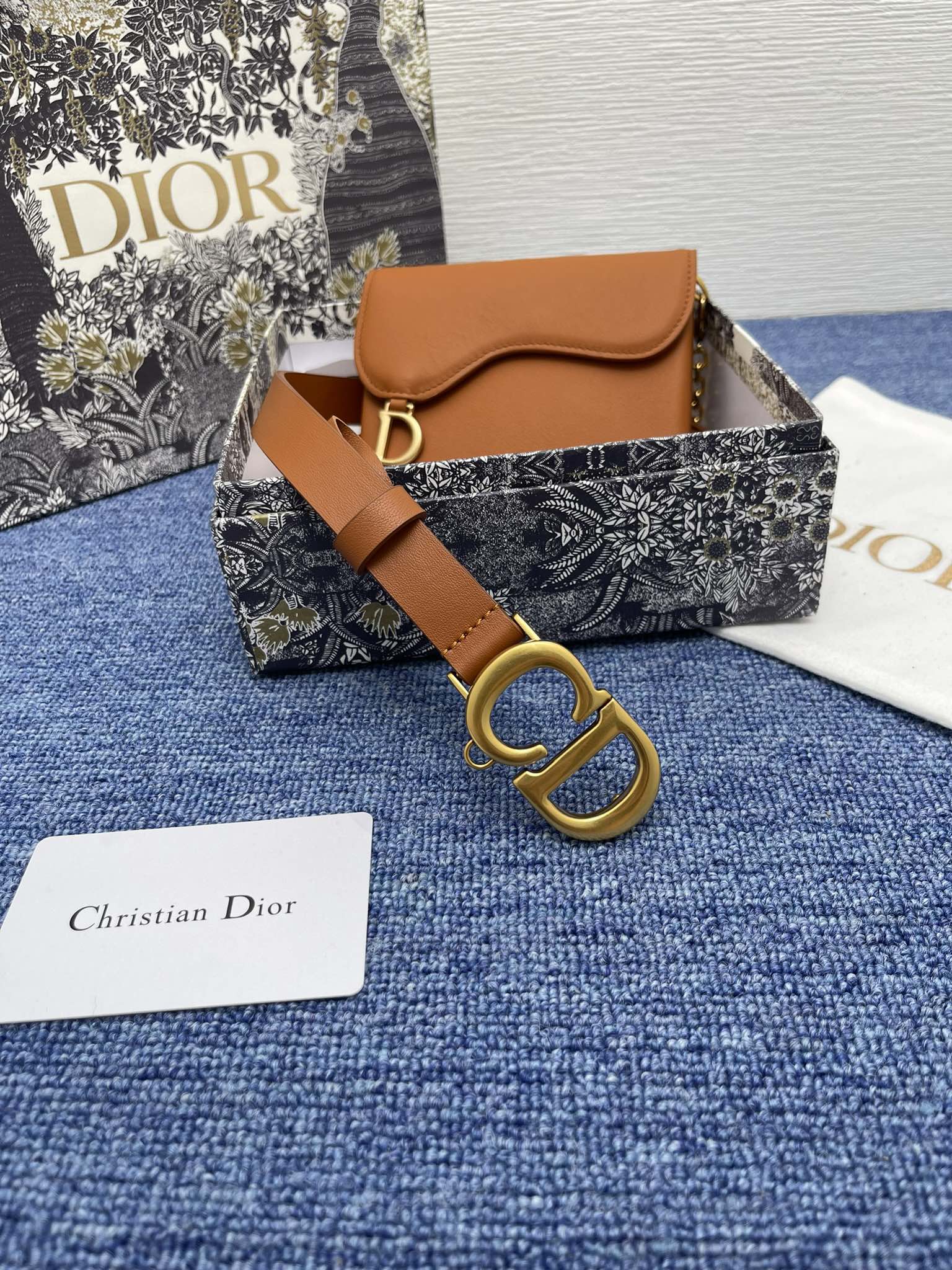 😍😍😍迪奥550 2.0cm。 😍这款 Montaigne Avenue 腰带从同名手袋汲取灵感，采用黑