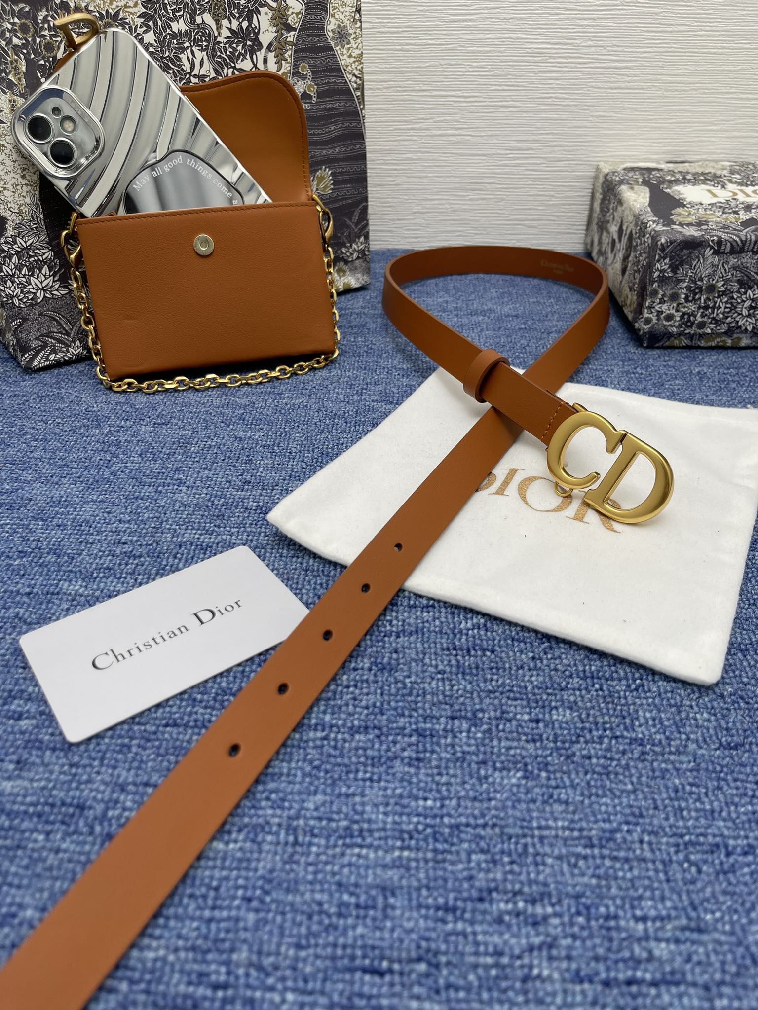 😍😍😍迪奥550 2.0cm。 😍这款 Montaigne Avenue 腰带从同名手袋汲取灵感，采用黑