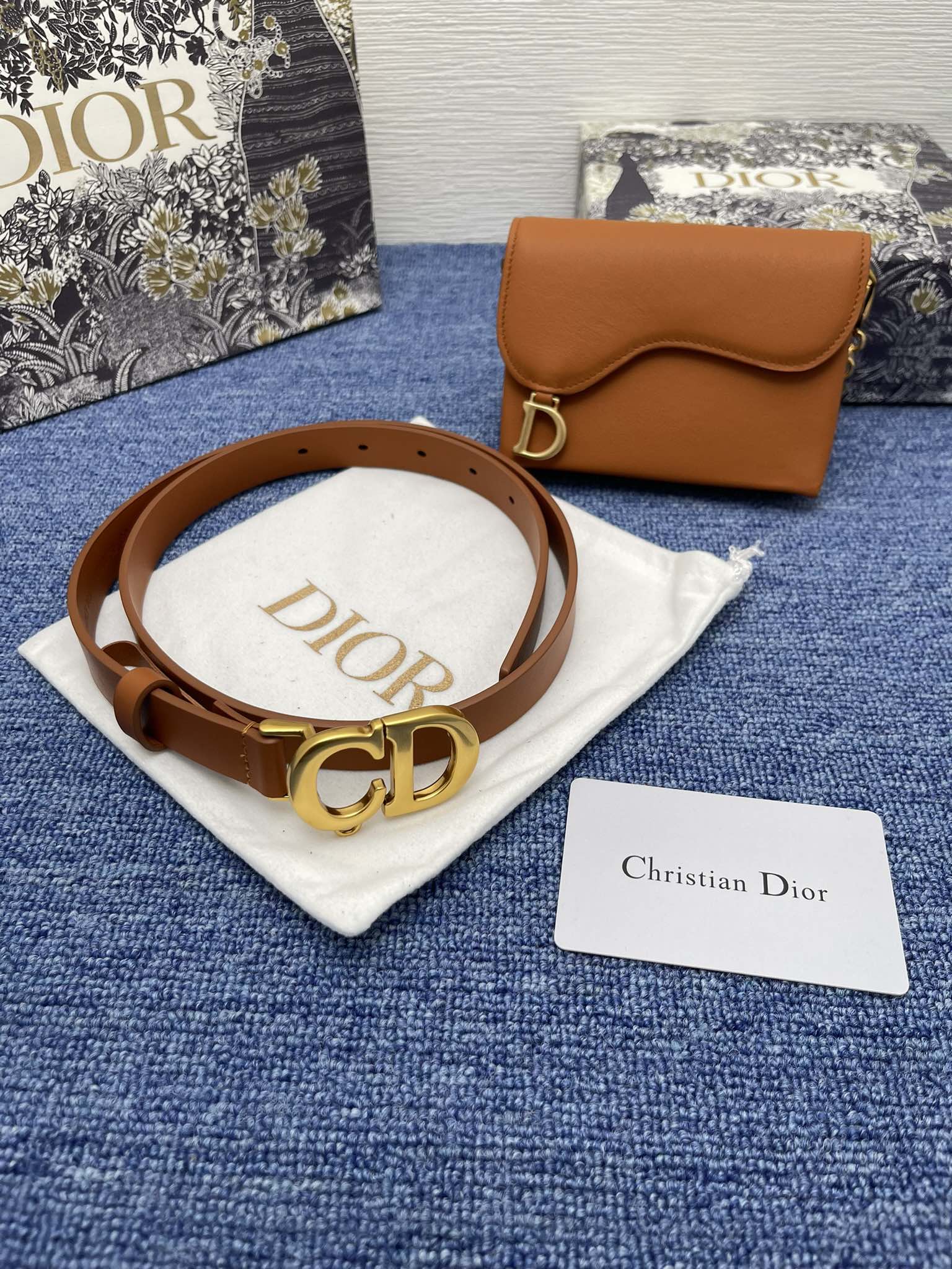 😍😍😍迪奥550 2.0cm。 😍这款 Montaigne Avenue 腰带从同名手袋汲取灵感，采用黑