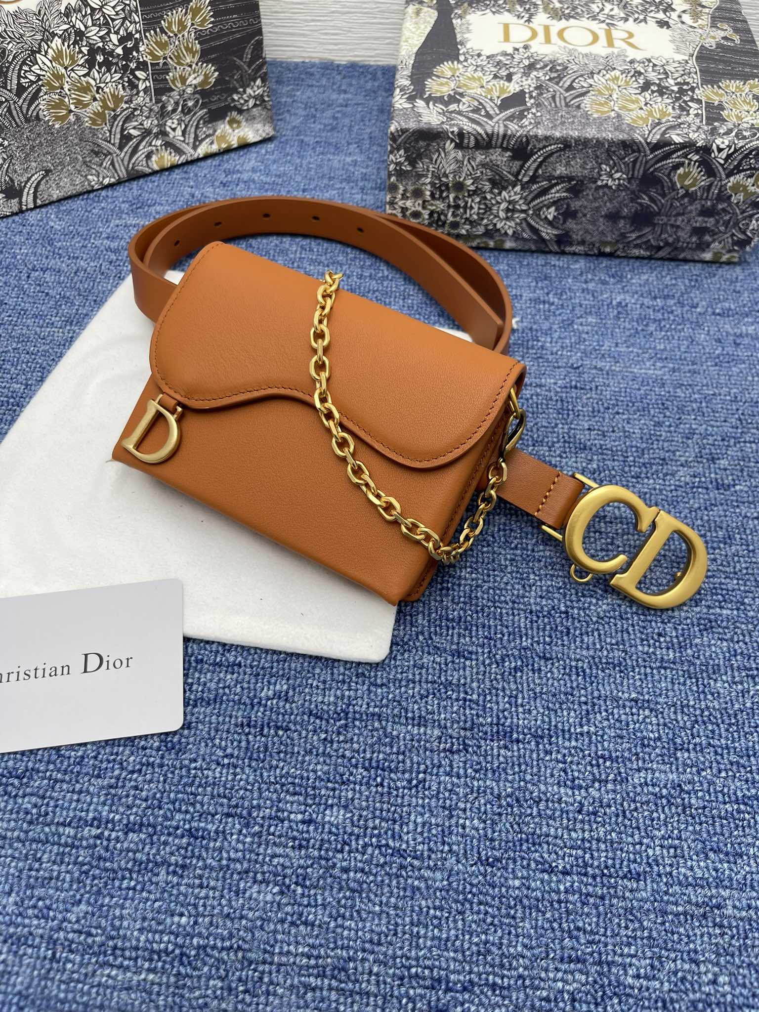 😍😍😍迪奥550 2.0cm。 😍这款 Montaigne Avenue 腰带从同名手袋汲取灵感，采用黑