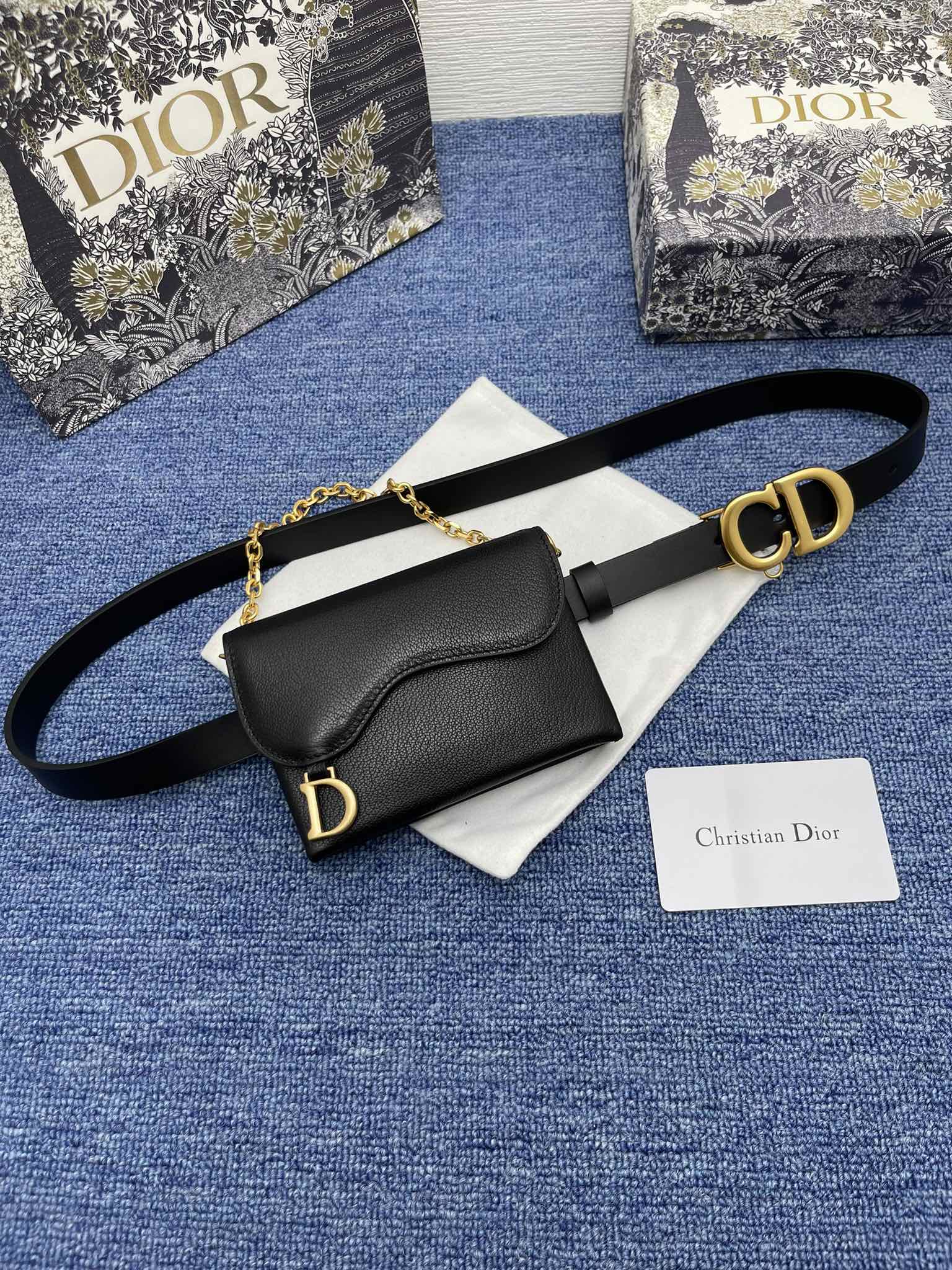 😍😍😍迪奥550 2.0cm。 😍这款 Montaigne Avenue 腰带从同名手袋汲取灵感，采用黑