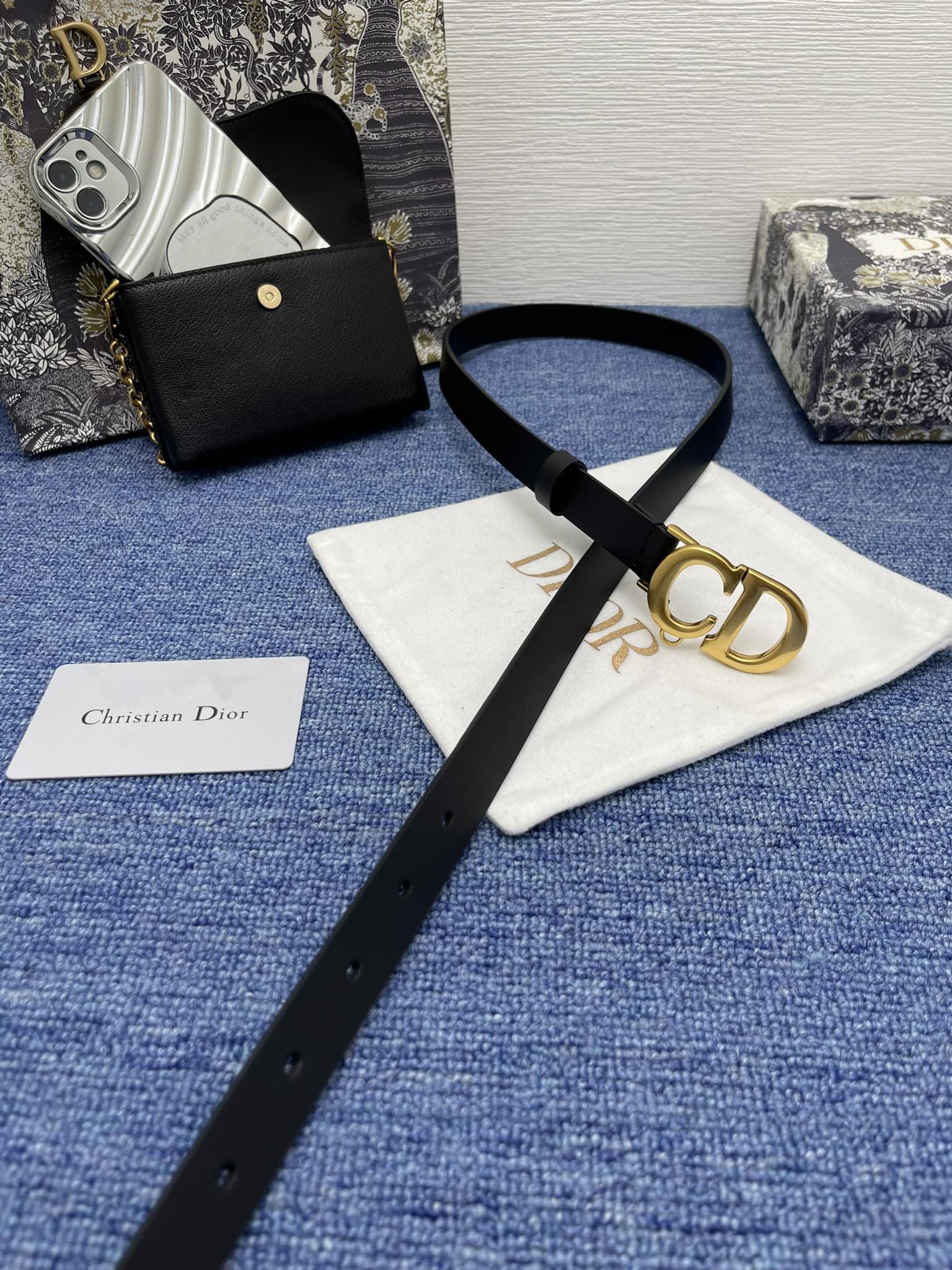 😍😍😍迪奥550 2.0cm。 😍这款 Montaigne Avenue 腰带从同名手袋汲取灵感，采用黑