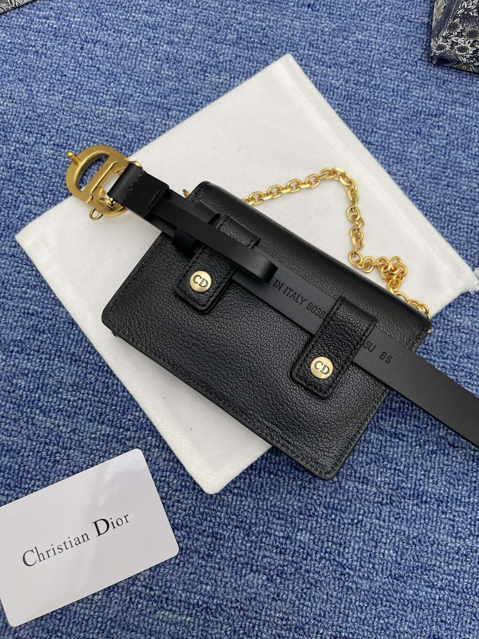 😍😍😍迪奥550 2.0cm。 😍这款 Montaigne Avenue 腰带从同名手袋汲取灵感，采用黑