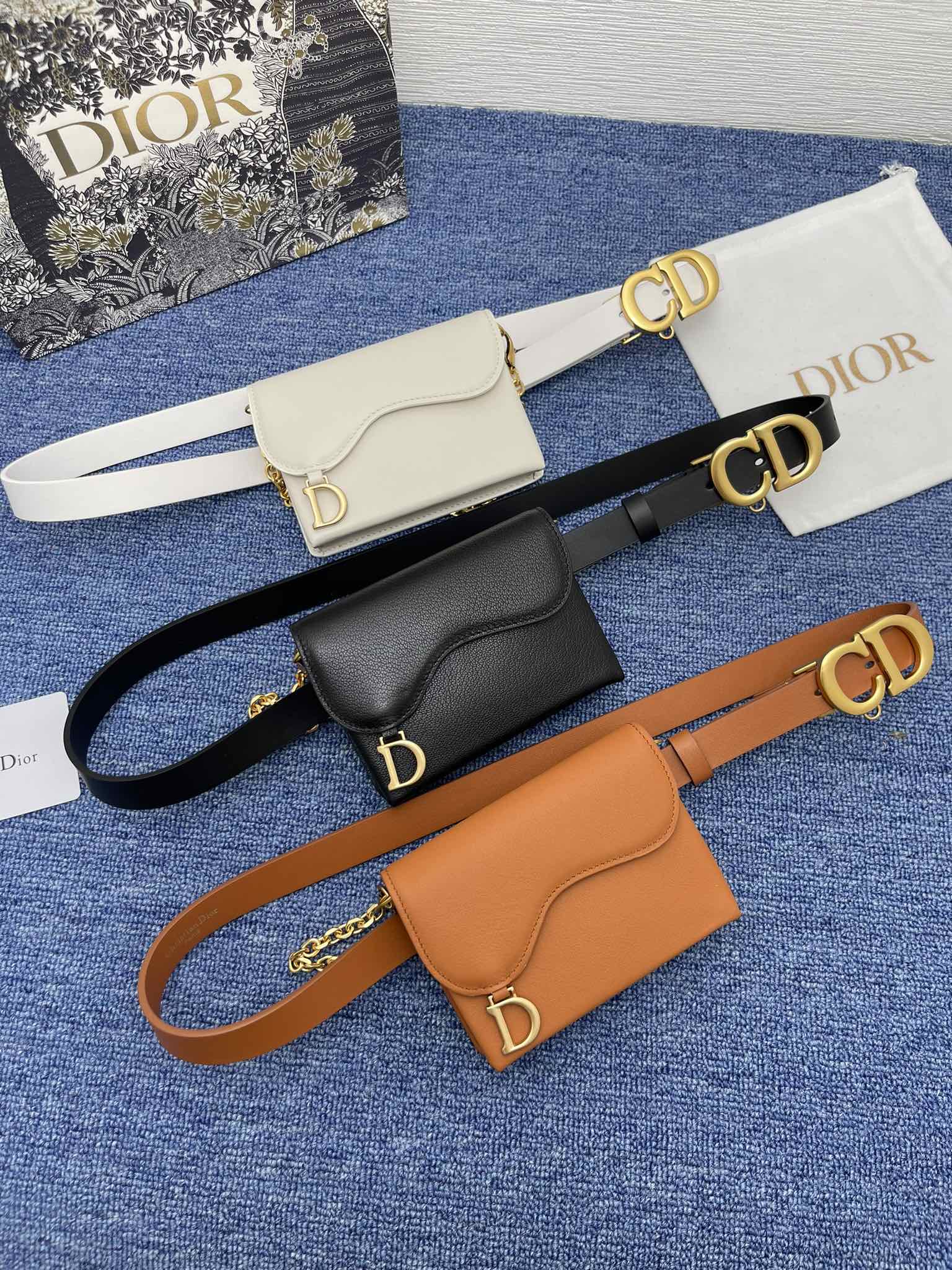 😍😍😍迪奥550 2.0cm。 😍这款 Montaigne Avenue 腰带从同名手袋汲取灵感，采用黑