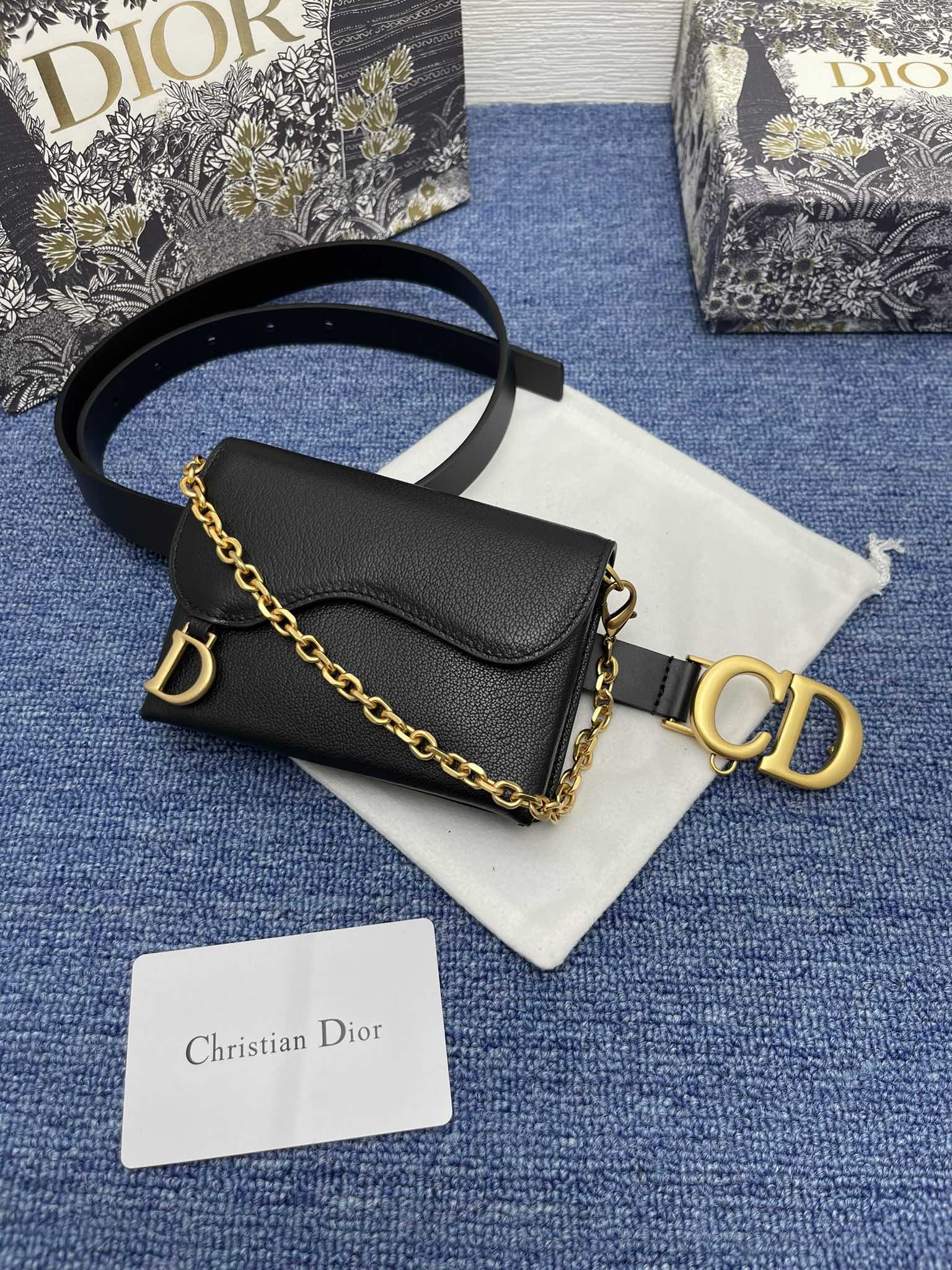 😍😍😍迪奥550 2.0cm。 😍这款 Montaigne Avenue 腰带从同名手袋汲取灵感，采用黑