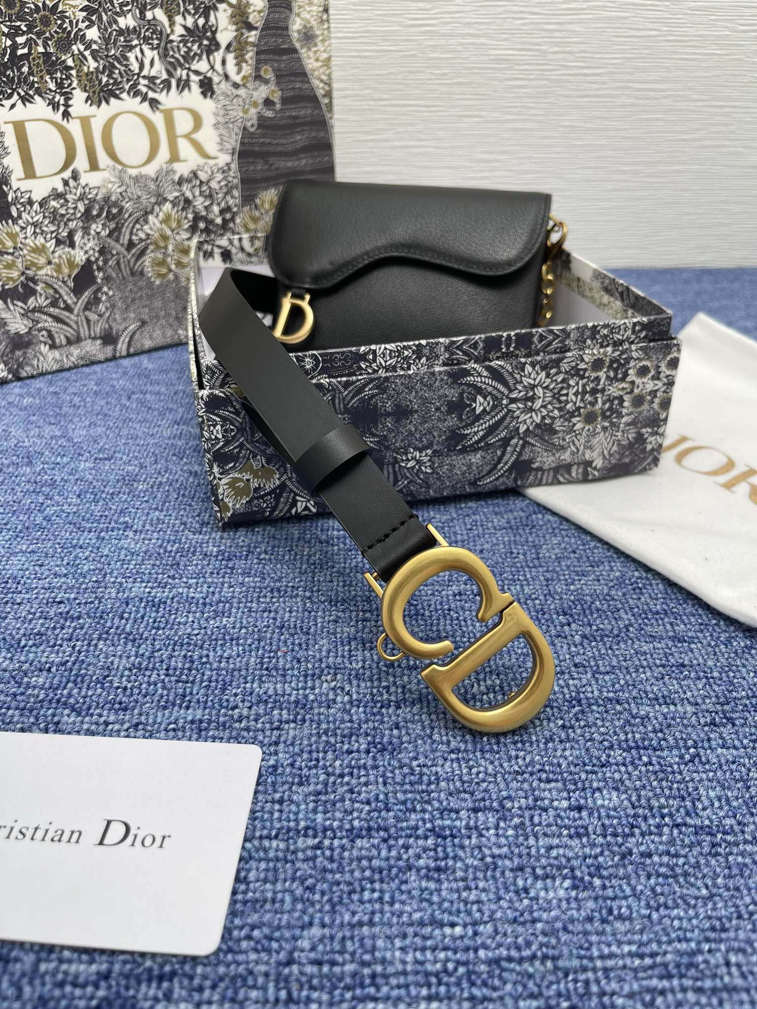 😍😍😍迪奥550 2.0cm。 😍这款 Montaigne Avenue 腰带从同名手袋汲取灵感，采用黑