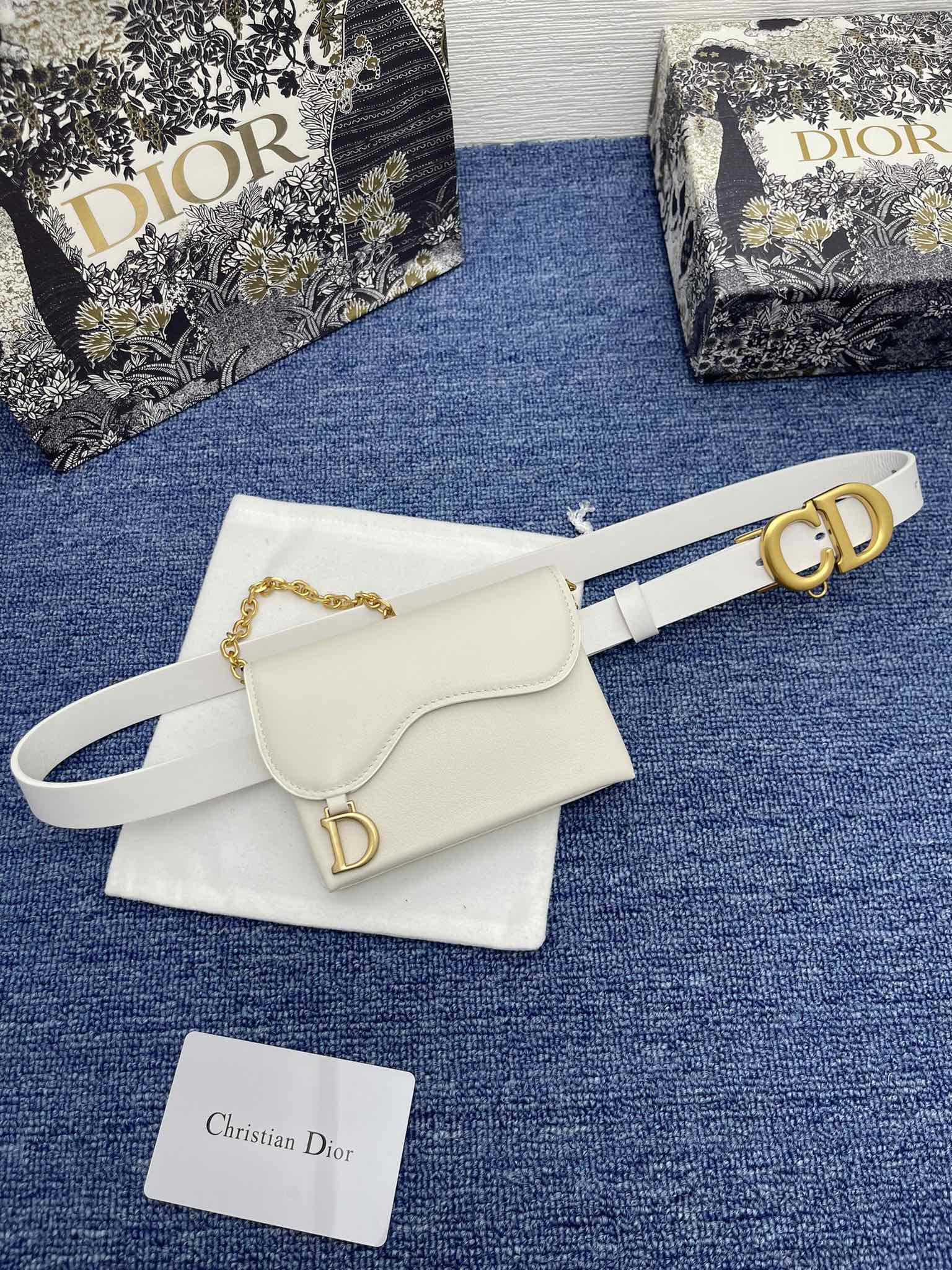 😍😍😍迪奥550 2.0cm。 😍这款 Montaigne Avenue 腰带从同名手袋汲取灵感，采用黑