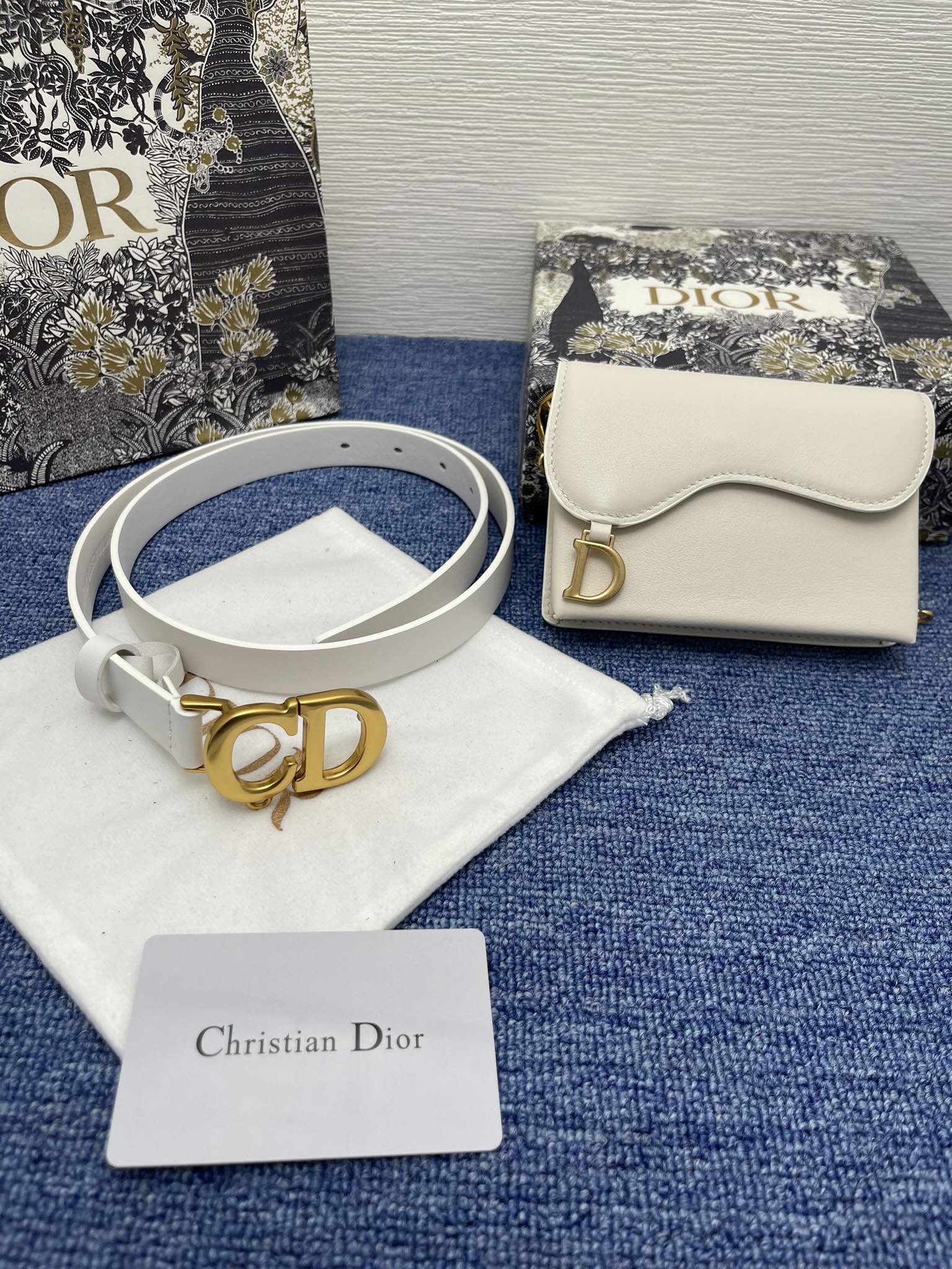 😍😍😍迪奥550 2.0cm。 😍这款 Montaigne Avenue 腰带从同名手袋汲取灵感，采用黑