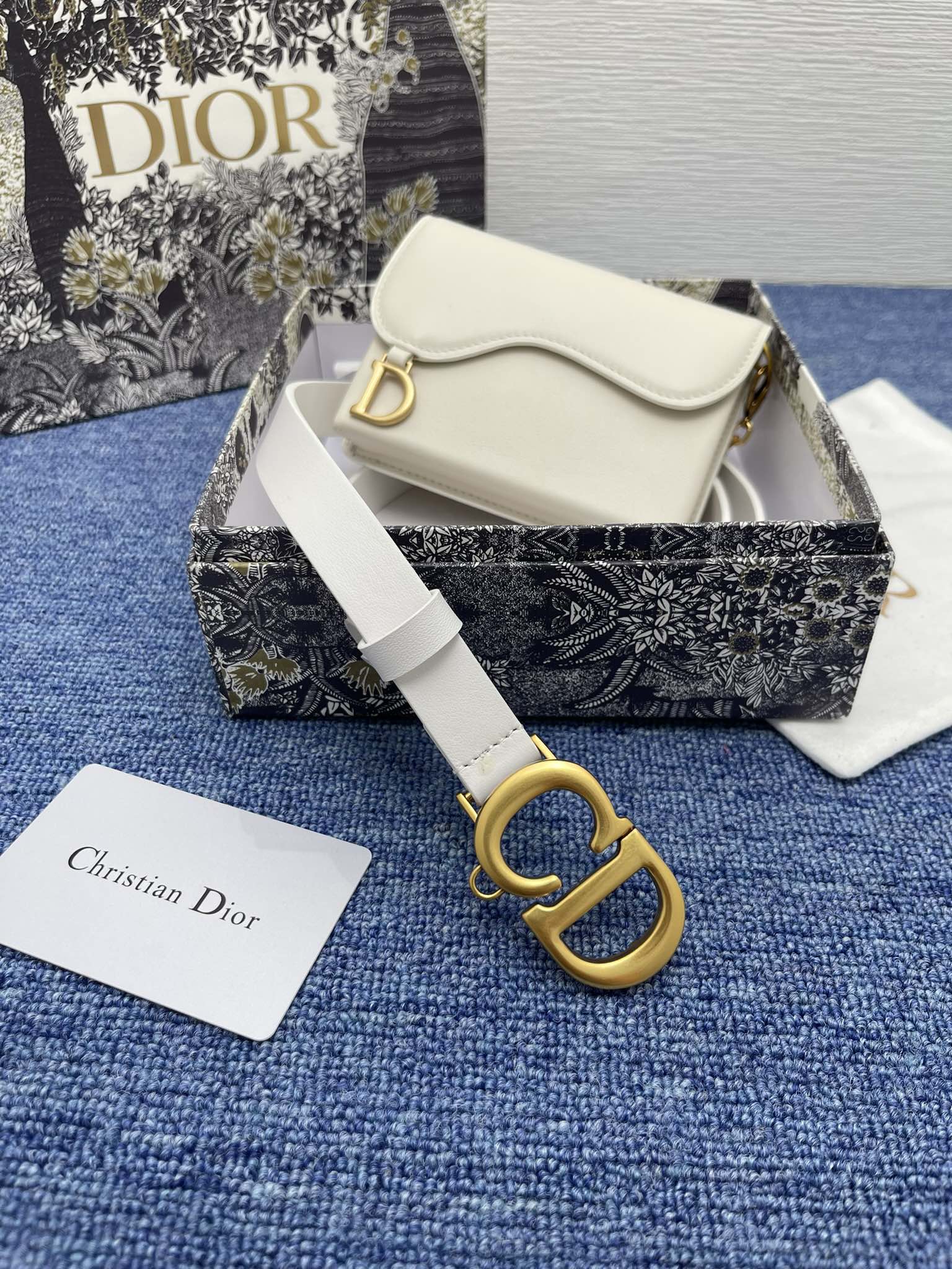 😍😍😍迪奥550 2.0cm。 😍这款 Montaigne Avenue 腰带从同名手袋汲取灵感，采用黑