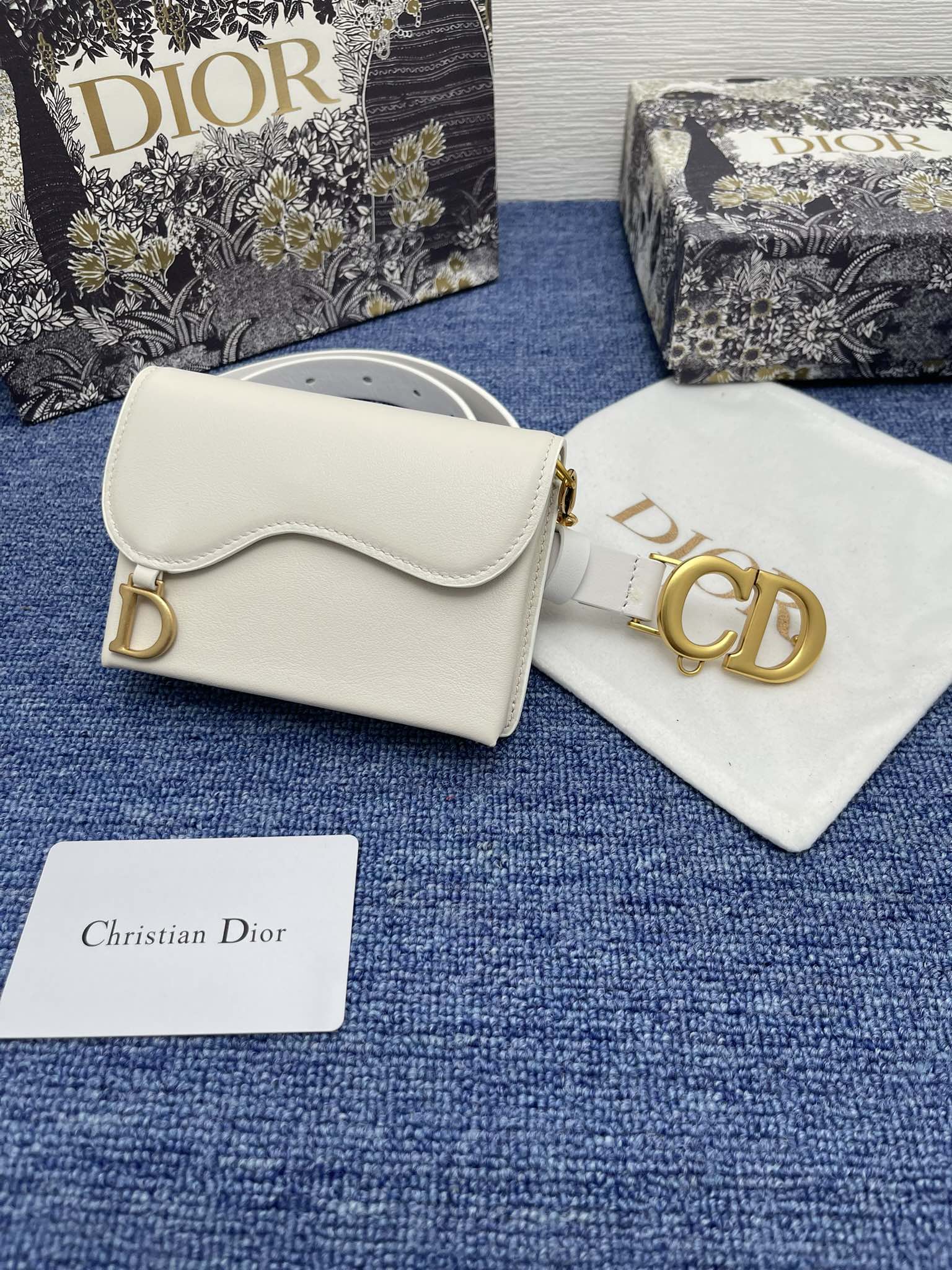 😍😍😍迪奥550 2.0cm。 😍这款 Montaigne Avenue 腰带从同名手袋汲取灵感，采用黑