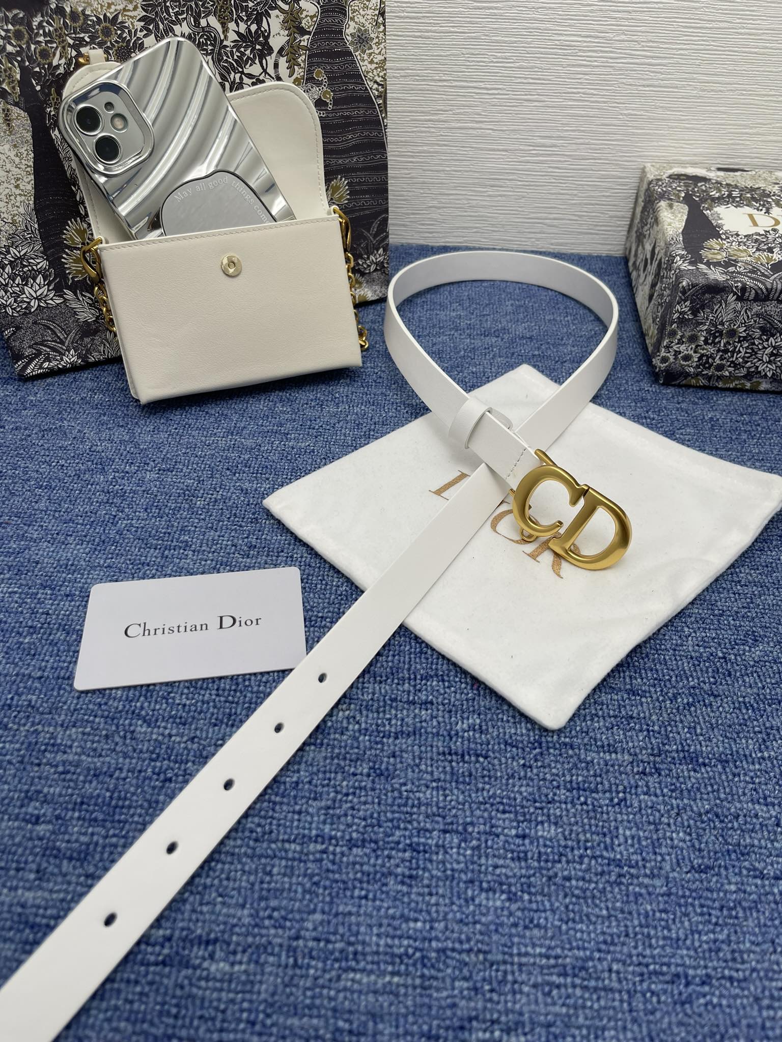 😍😍😍迪奥550 2.0cm。 😍这款 Montaigne Avenue 腰带从同名手袋汲取灵感，采用黑