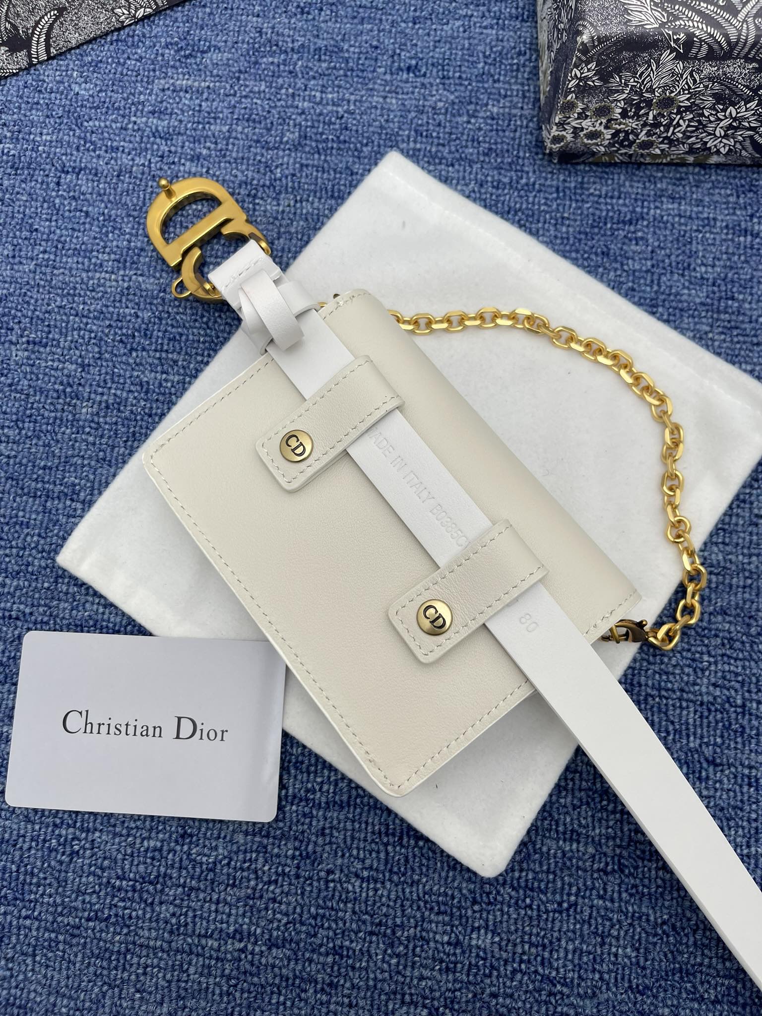 😍😍😍迪奥550 2.0cm。 😍这款 Montaigne Avenue 腰带从同名手袋汲取灵感，采用黑