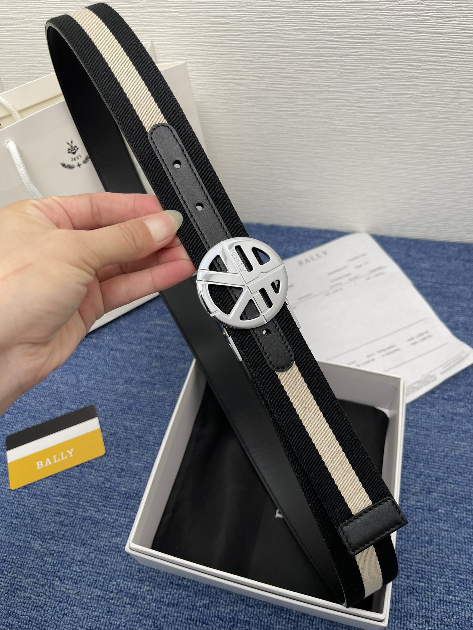 🔴 【品牌】巴利 🔴 【描述】经典系列新品腰带，采用小牛皮材质，完美搭配手工车线，经典配色，可搭配商务西