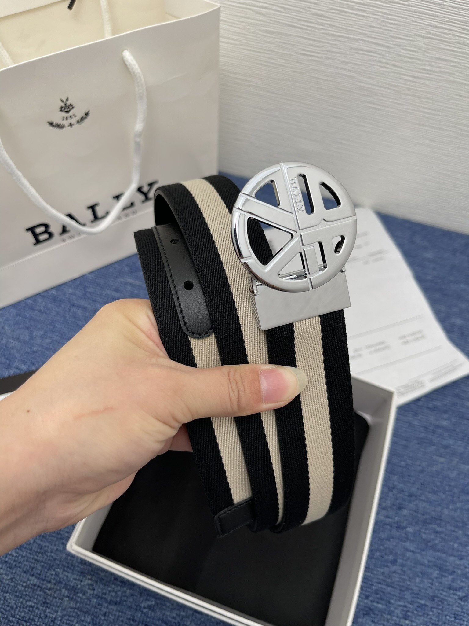 🔴 【品牌】巴利 🔴 【描述】经典系列新品腰带，采用小牛皮材质，完美搭配手工车线，经典配色，可搭配商务西