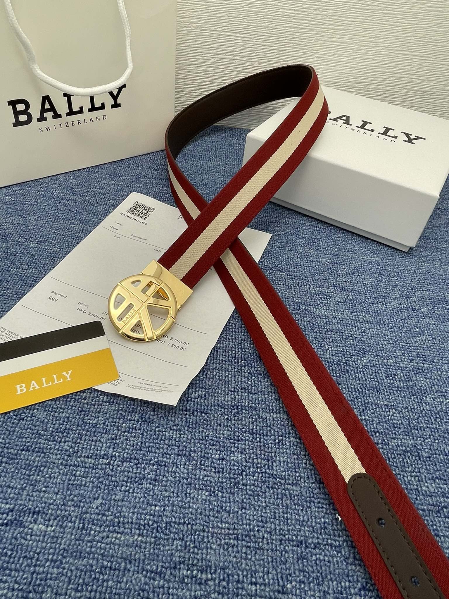 🔴 【品牌】巴利 🔴 【描述】经典系列新品腰带，采用小牛皮材质，完美搭配手工车线，经典配色，可搭配商务西