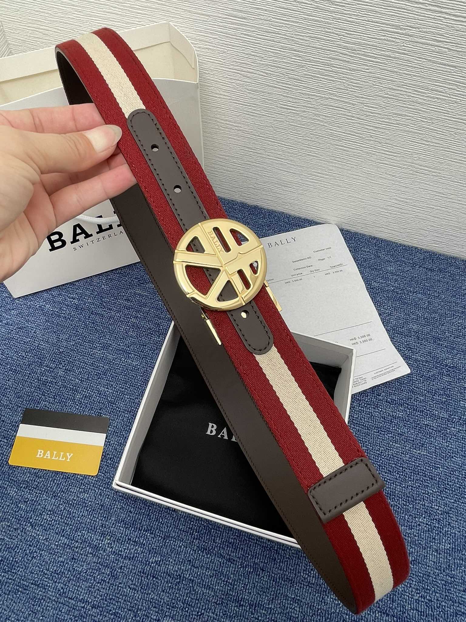 🔴 【品牌】巴利 🔴 【描述】经典系列新品腰带，采用小牛皮材质，完美搭配手工车线，经典配色，可搭配商务西