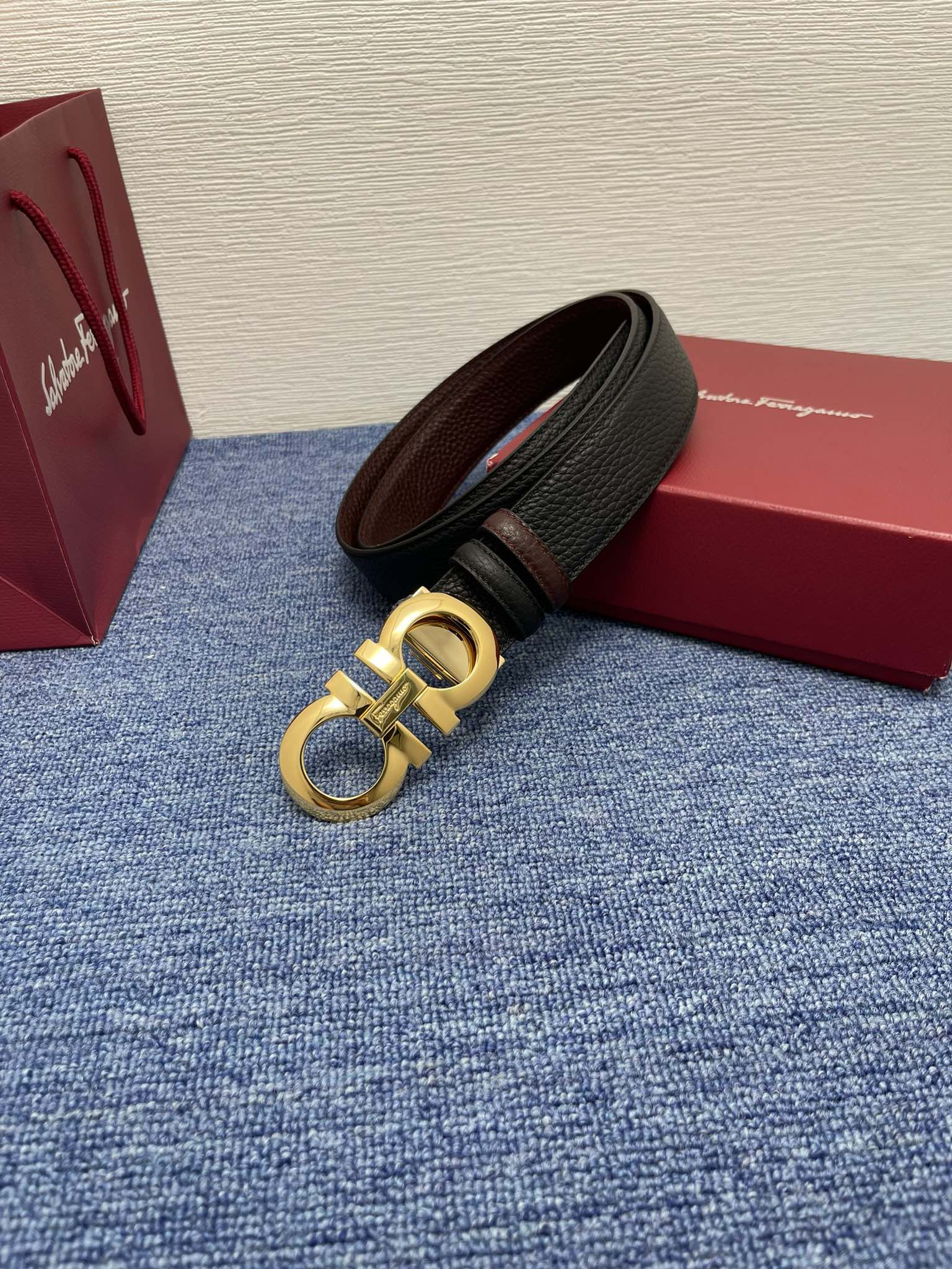 品牌：【菲拉格慕】：原单面头层牛皮荔枝纹带身，双面可用，搭配原单扣，长短可自行裁剪，原产皮料定制，专柜宽