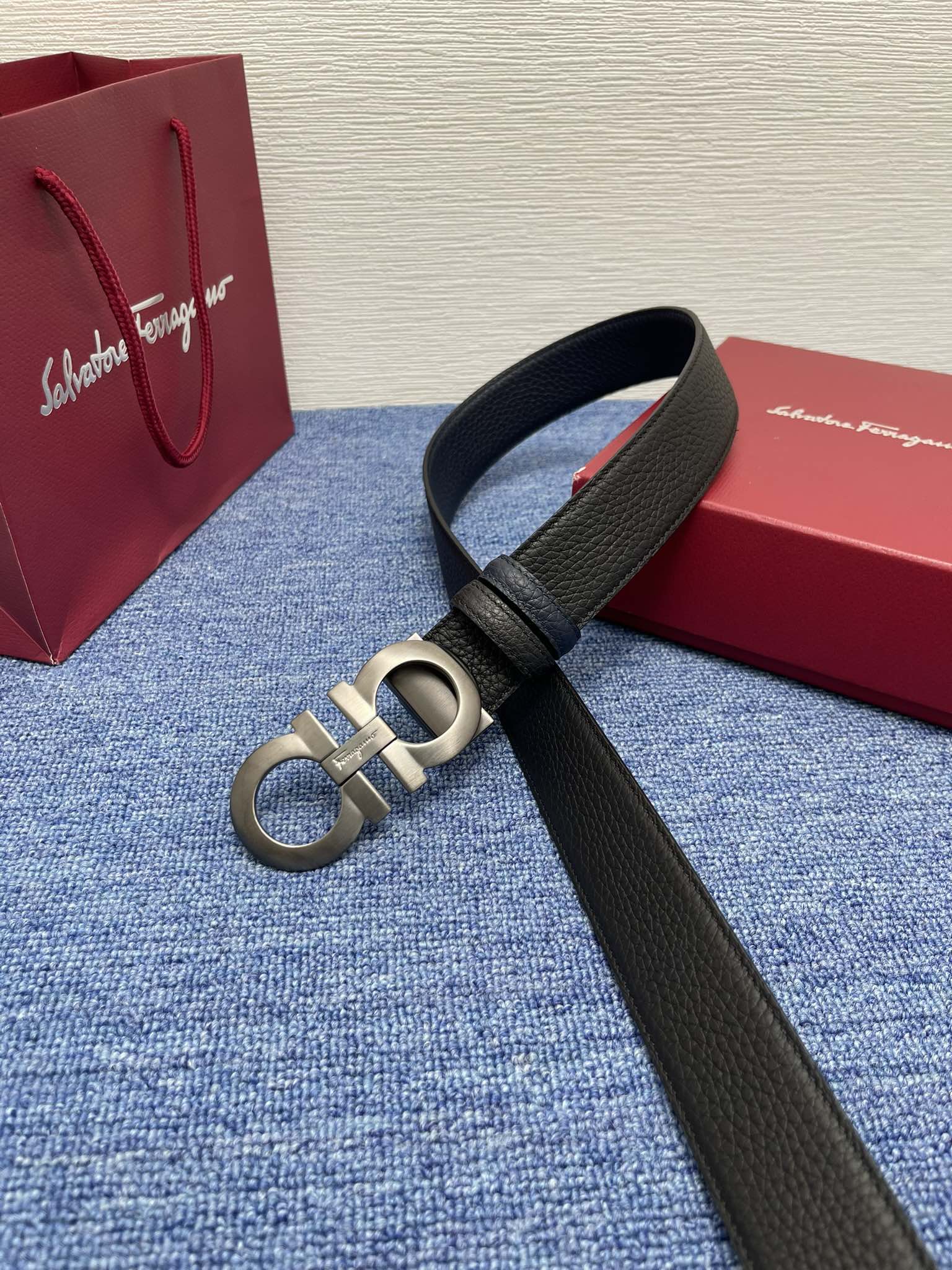 品牌：【菲拉格慕】：原单面头层牛皮荔枝纹带身，双面可用，搭配原单扣，长短可自行裁剪，原产皮料定制，专柜宽