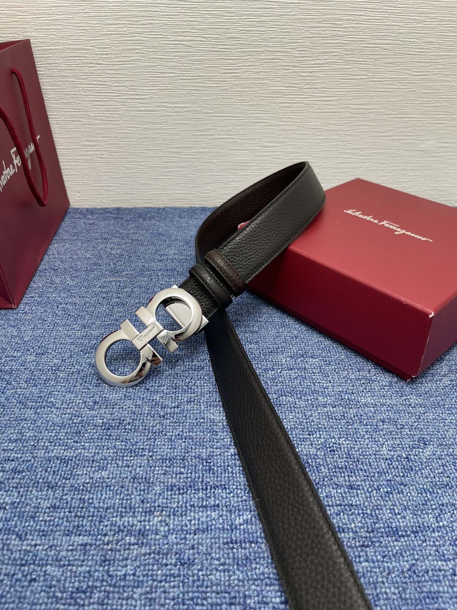 品牌：【菲拉格慕】：原单面头层牛皮荔枝纹带身，双面可用，搭配原单扣，长短可自行裁剪，原产皮料定制，专柜宽