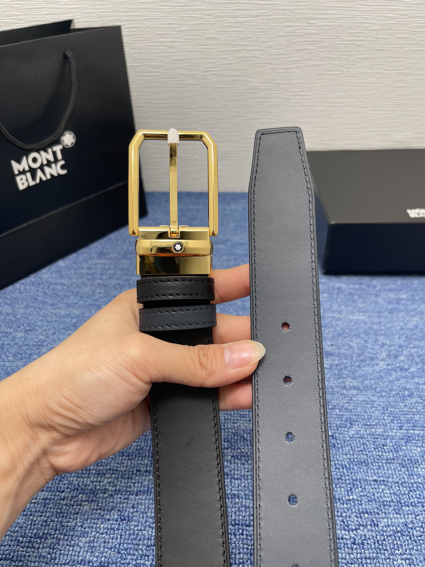 🔴 【品牌】万宝龙 🔴 【描述】双面原版皮，这款饰有带扣的腰带配以水牛皮衬里，覆以Monogram 牛皮