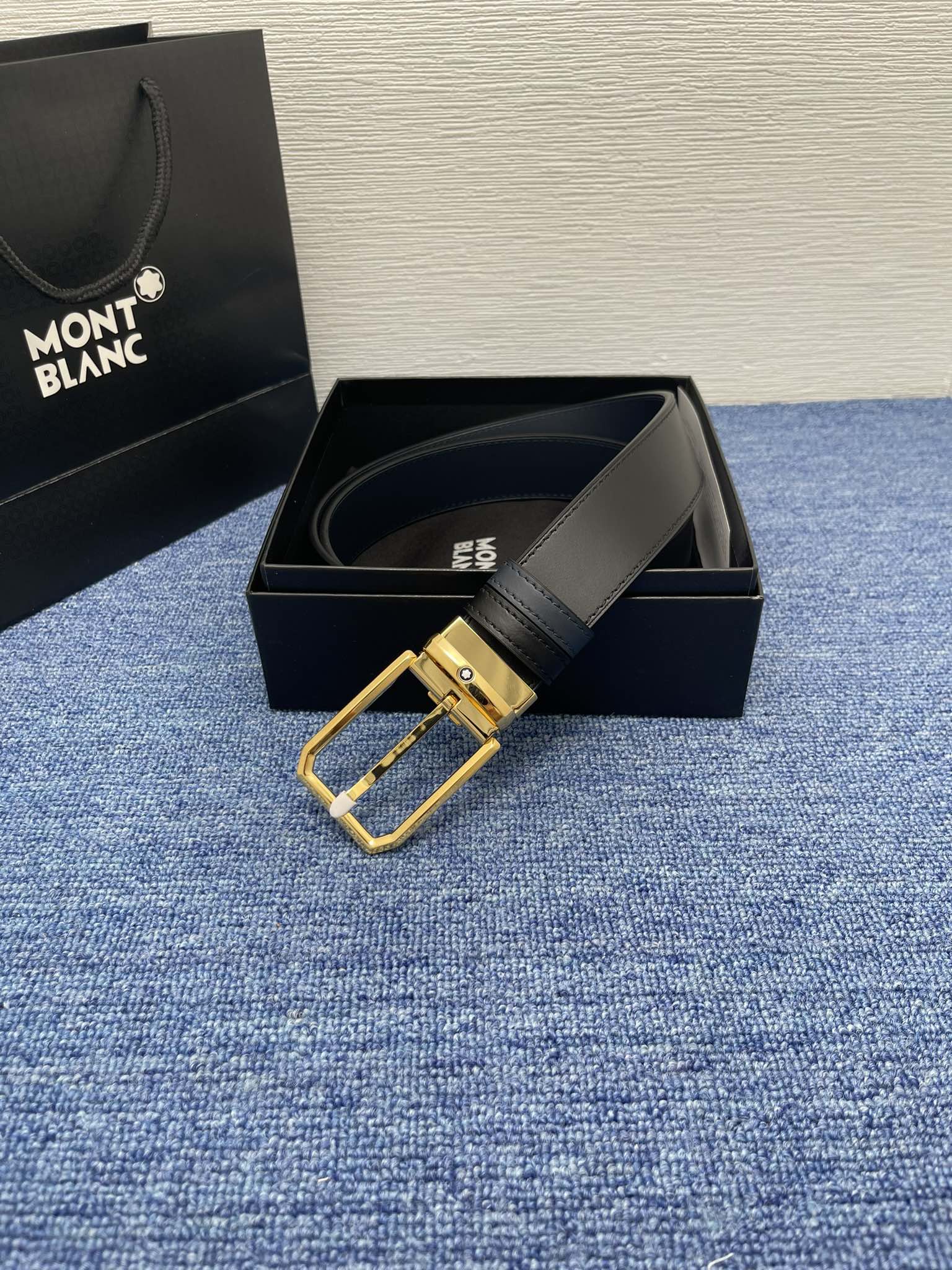 🔴 【品牌】万宝龙 🔴 【描述】双面原版皮，这款饰有带扣的腰带配以水牛皮衬里，覆以Monogram 牛皮