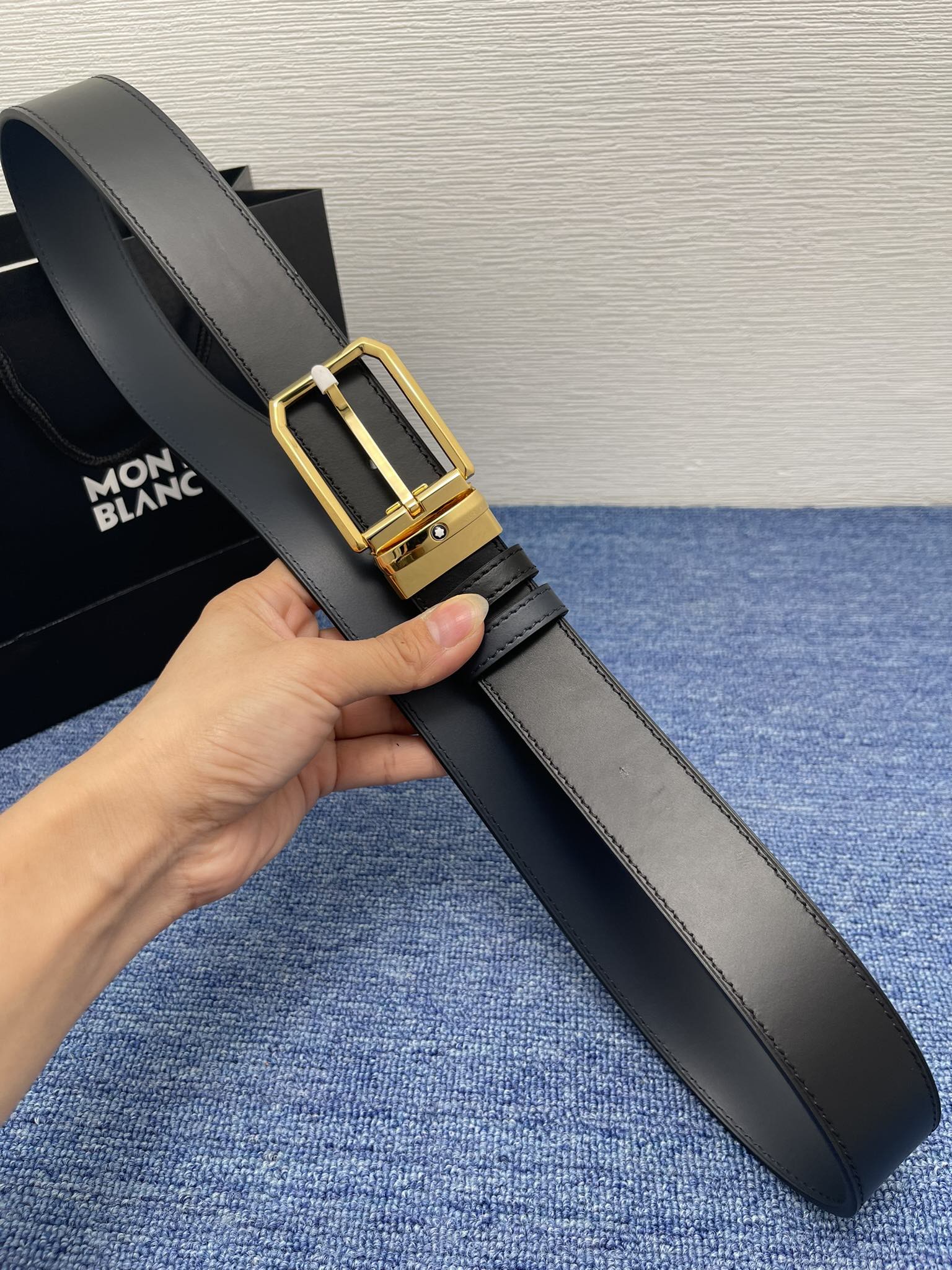 🔴 【品牌】万宝龙 🔴 【描述】双面原版皮，这款饰有带扣的腰带配以水牛皮衬里，覆以Monogram 牛皮