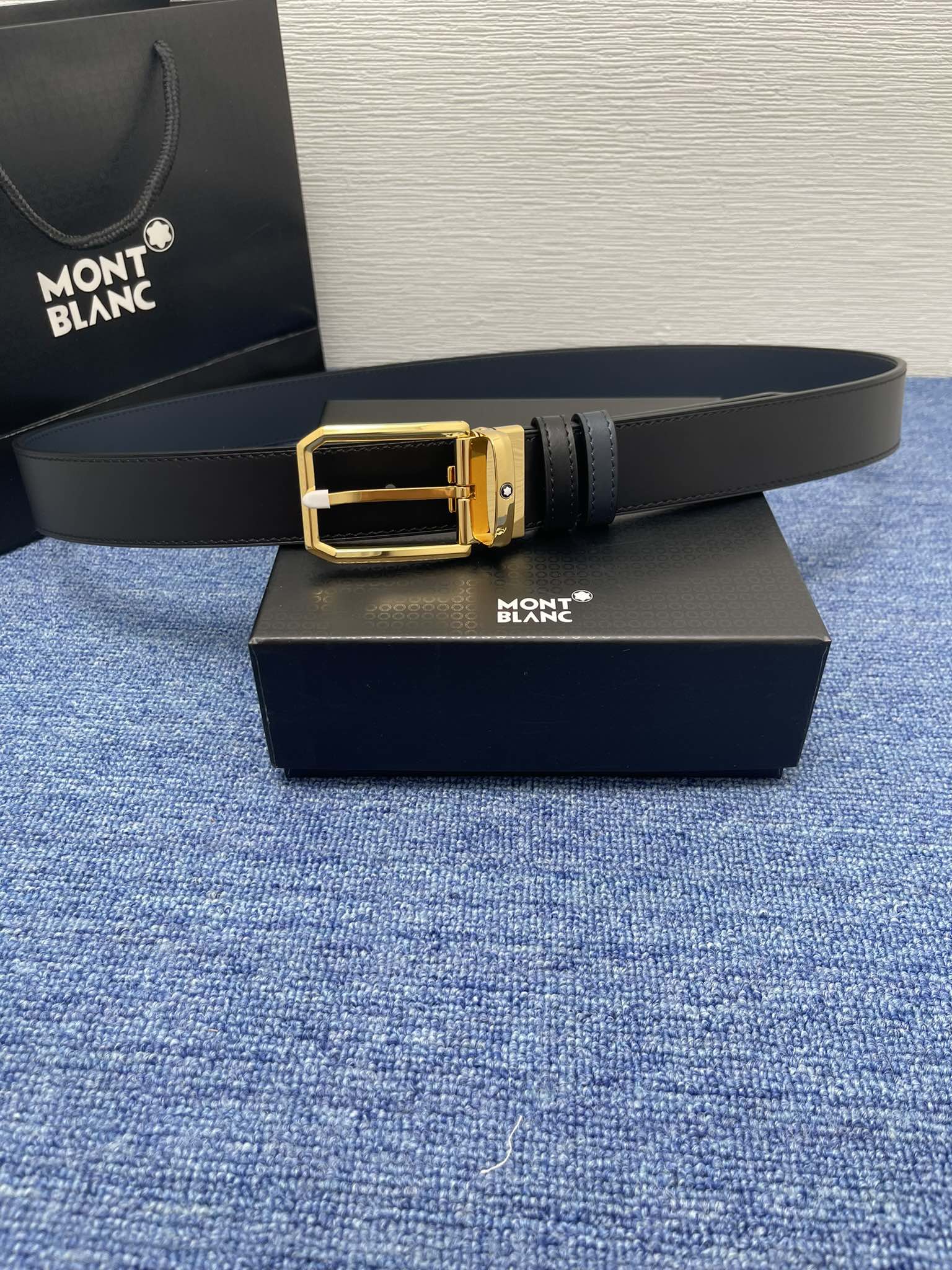 🔴 【品牌】万宝龙 🔴 【描述】双面原版皮，这款饰有带扣的腰带配以水牛皮衬里，覆以Monogram 牛皮