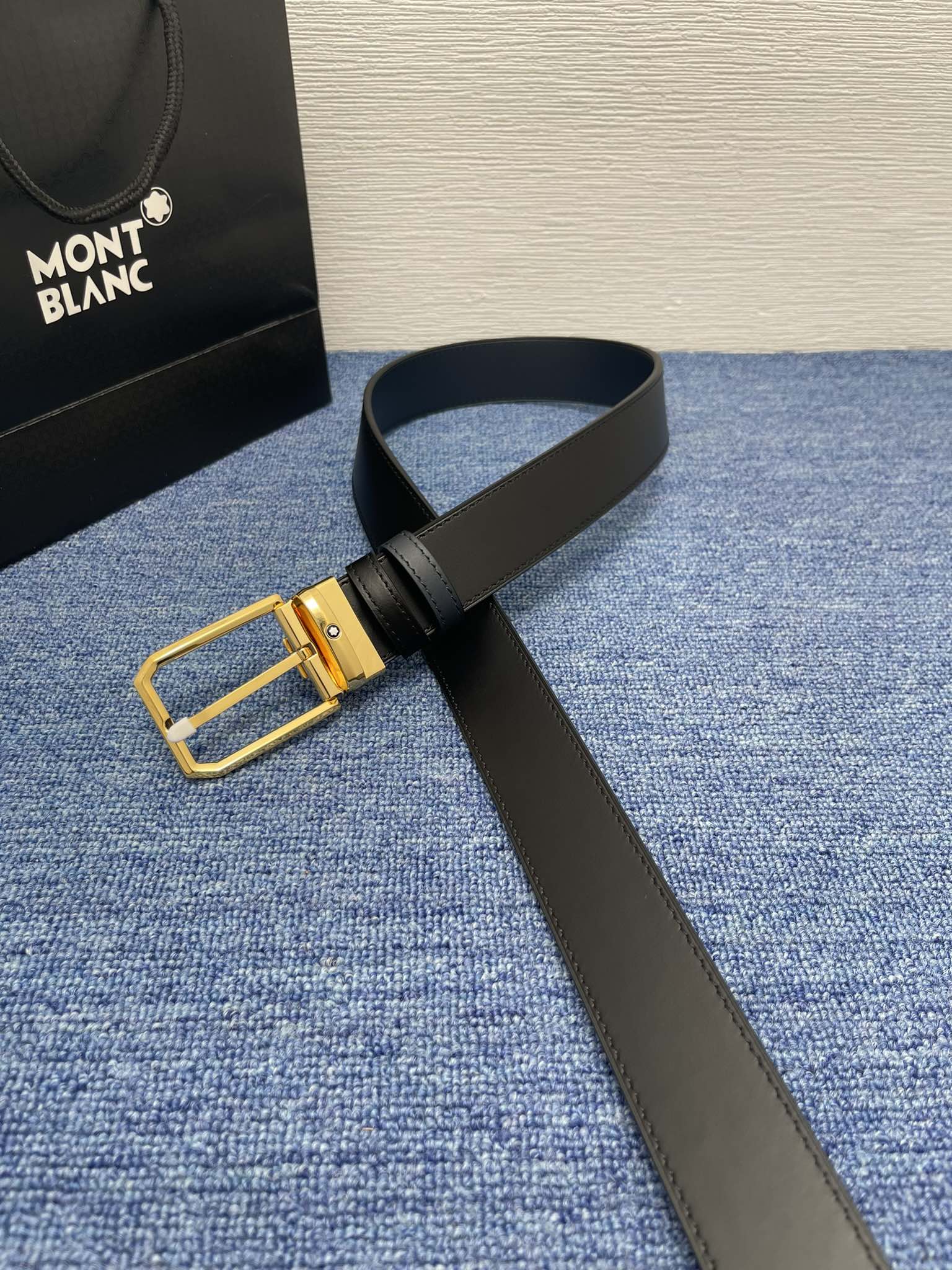 🔴 【品牌】万宝龙 🔴 【描述】双面原版皮，这款饰有带扣的腰带配以水牛皮衬里，覆以Monogram 牛皮