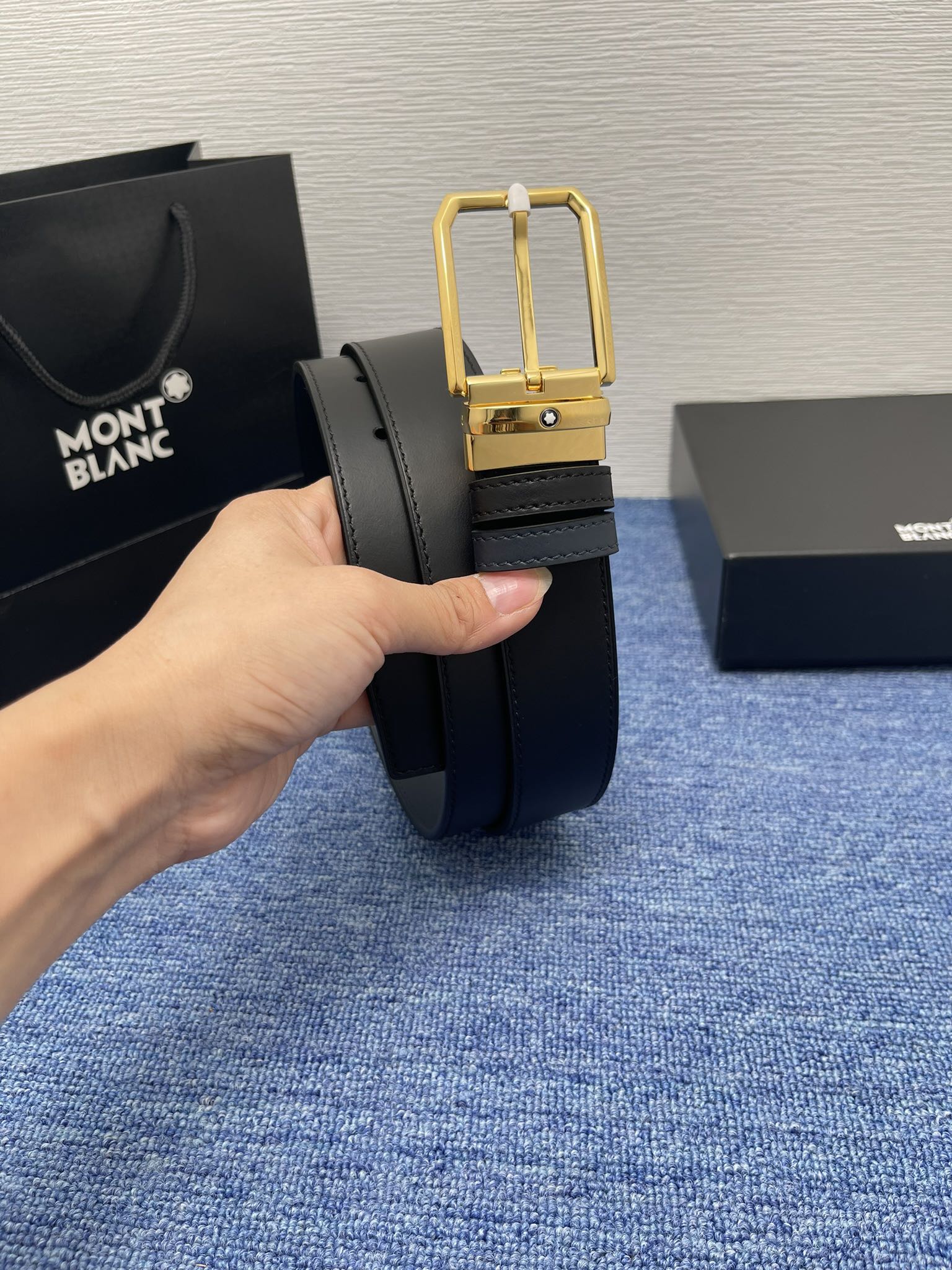 🔴 【品牌】万宝龙 🔴 【描述】双面原版皮，这款饰有带扣的腰带配以水牛皮衬里，覆以Monogram 牛皮