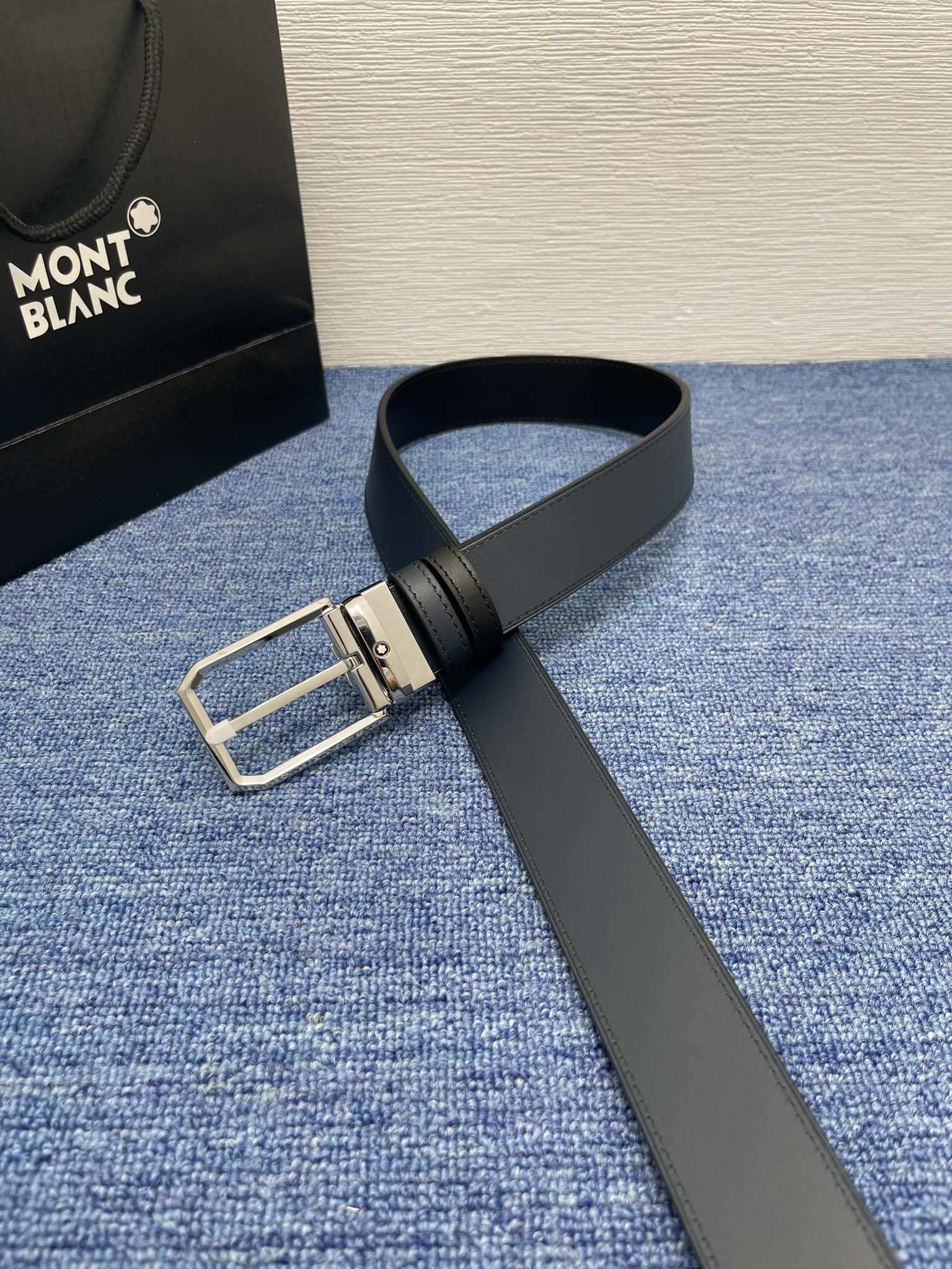 🔴 【品牌】万宝龙 🔴 【描述】双面原版皮，这款饰有带扣的腰带配以水牛皮衬里，覆以Monogram 牛皮