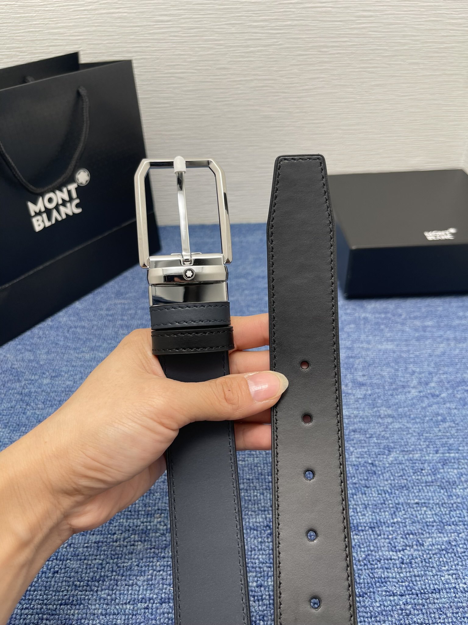🔴 【品牌】万宝龙 🔴 【描述】双面原版皮，这款饰有带扣的腰带配以水牛皮衬里，覆以Monogram 牛皮