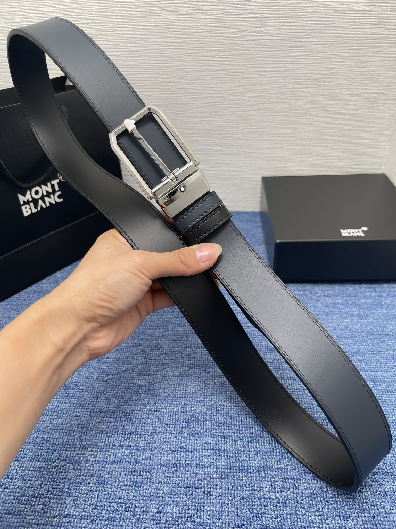 🔴 【品牌】万宝龙 🔴 【描述】双面原版皮，这款饰有带扣的腰带配以水牛皮衬里，覆以Monogram 牛皮