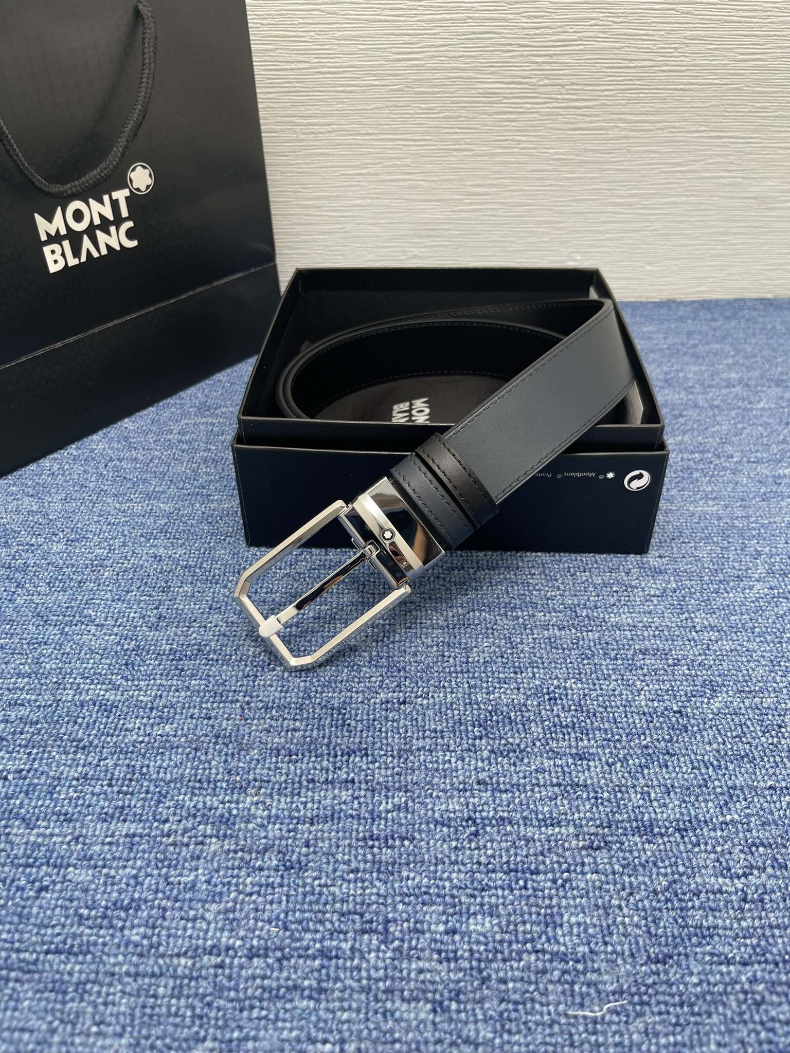 🔴 【品牌】万宝龙 🔴 【描述】双面原版皮，这款饰有带扣的腰带配以水牛皮衬里，覆以Monogram 牛皮