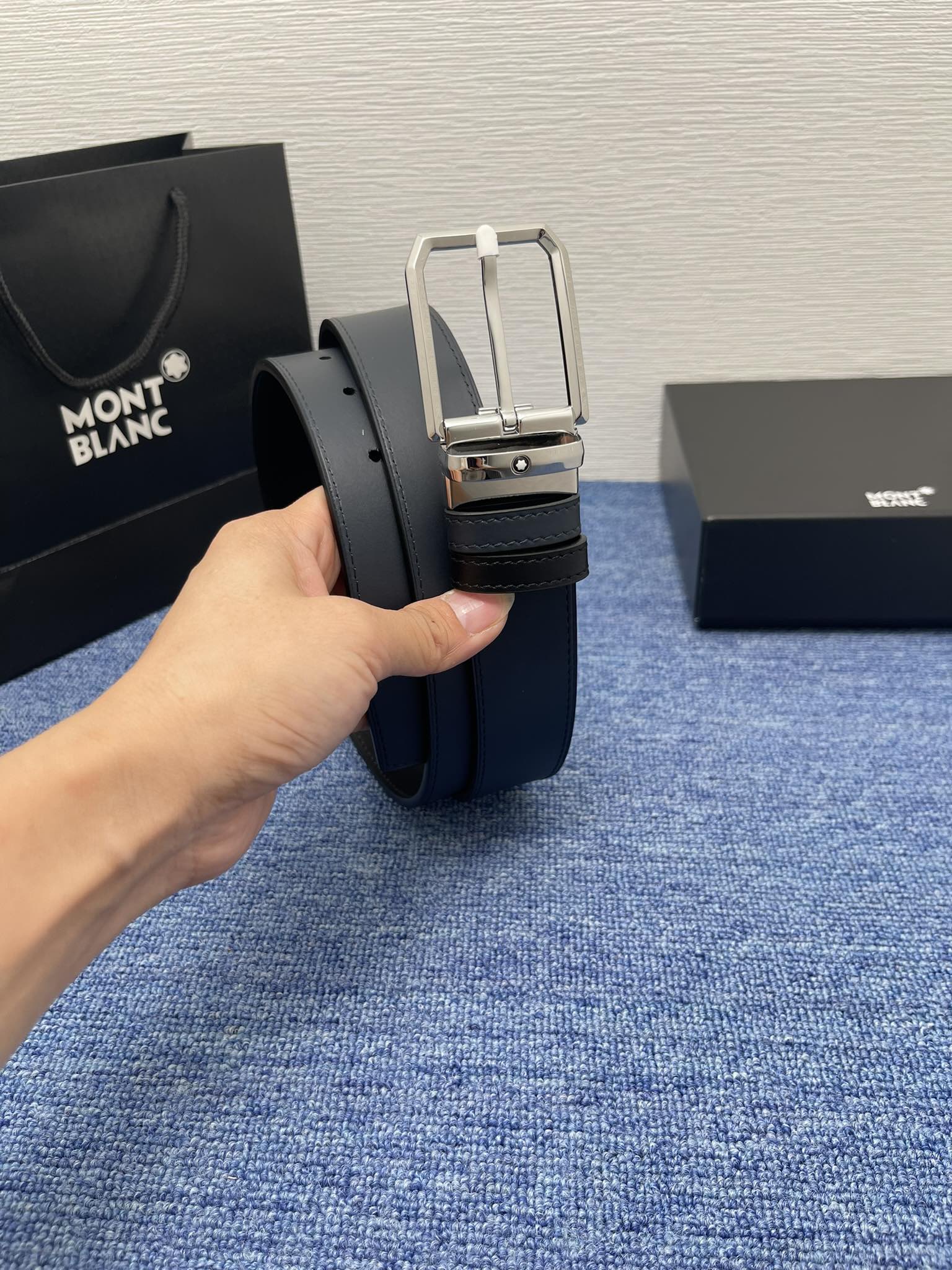 🔴 【品牌】万宝龙 🔴 【描述】双面原版皮，这款饰有带扣的腰带配以水牛皮衬里，覆以Monogram 牛皮