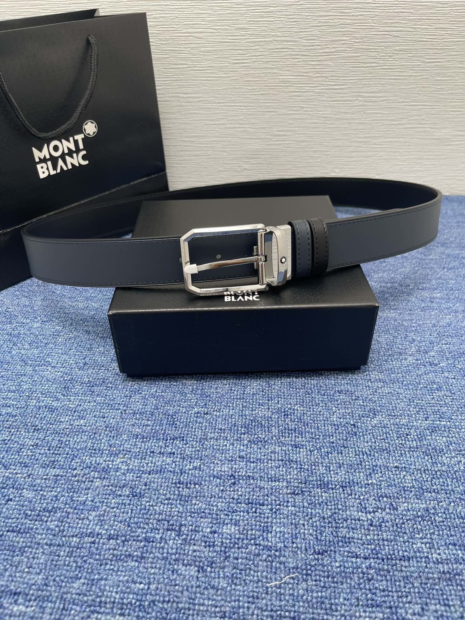 🔴 【品牌】万宝龙 🔴 【描述】双面原版皮，这款饰有带扣的腰带配以水牛皮衬里，覆以Monogram 牛皮