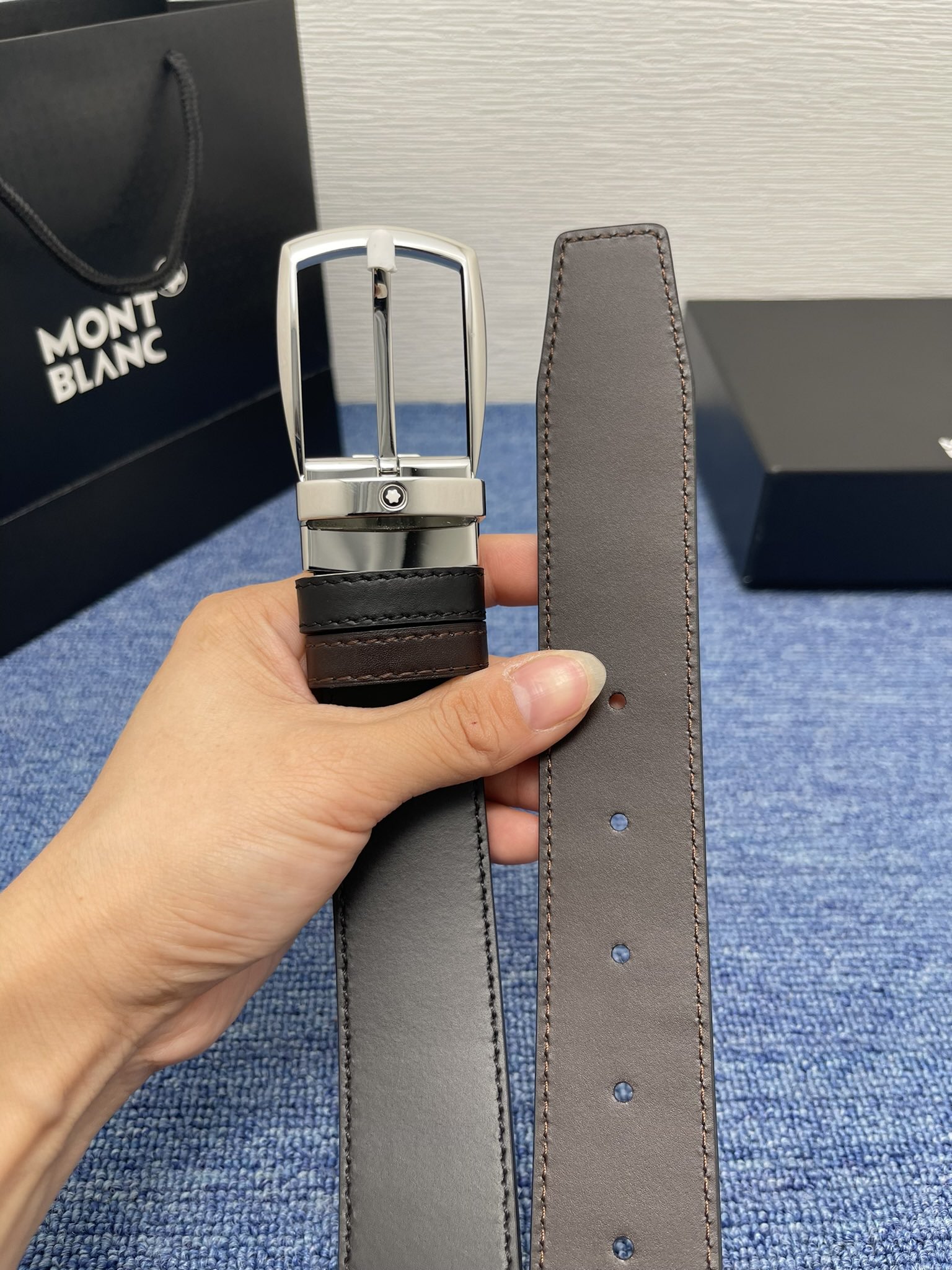 🔴 【品牌】万宝龙 🔴 【描述】双面原版皮，这款饰有带扣的腰带配以水牛皮衬里，覆以Monogram 牛皮