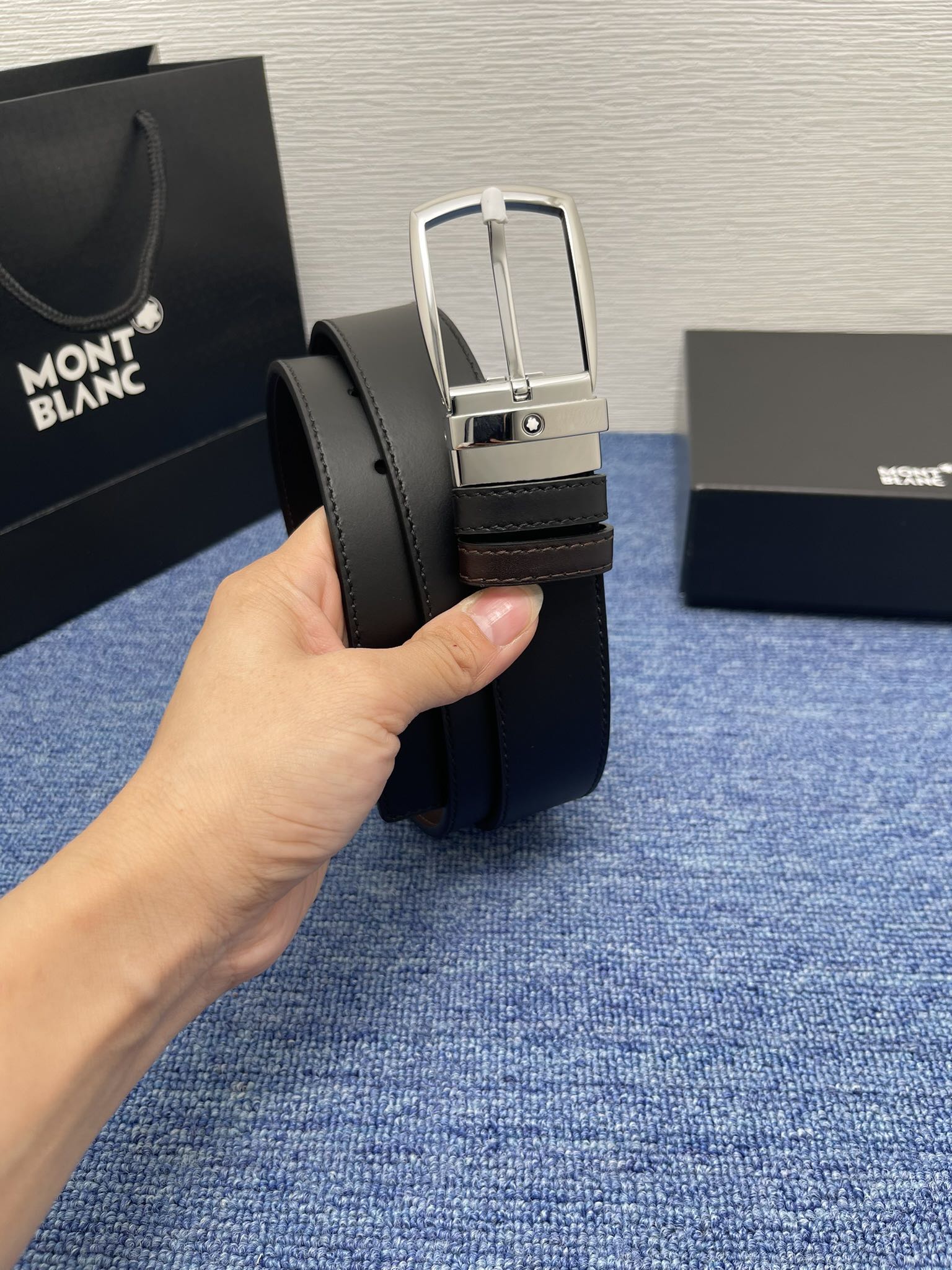 🔴 【品牌】万宝龙 🔴 【描述】双面原版皮，这款饰有带扣的腰带配以水牛皮衬里，覆以Monogram 牛皮