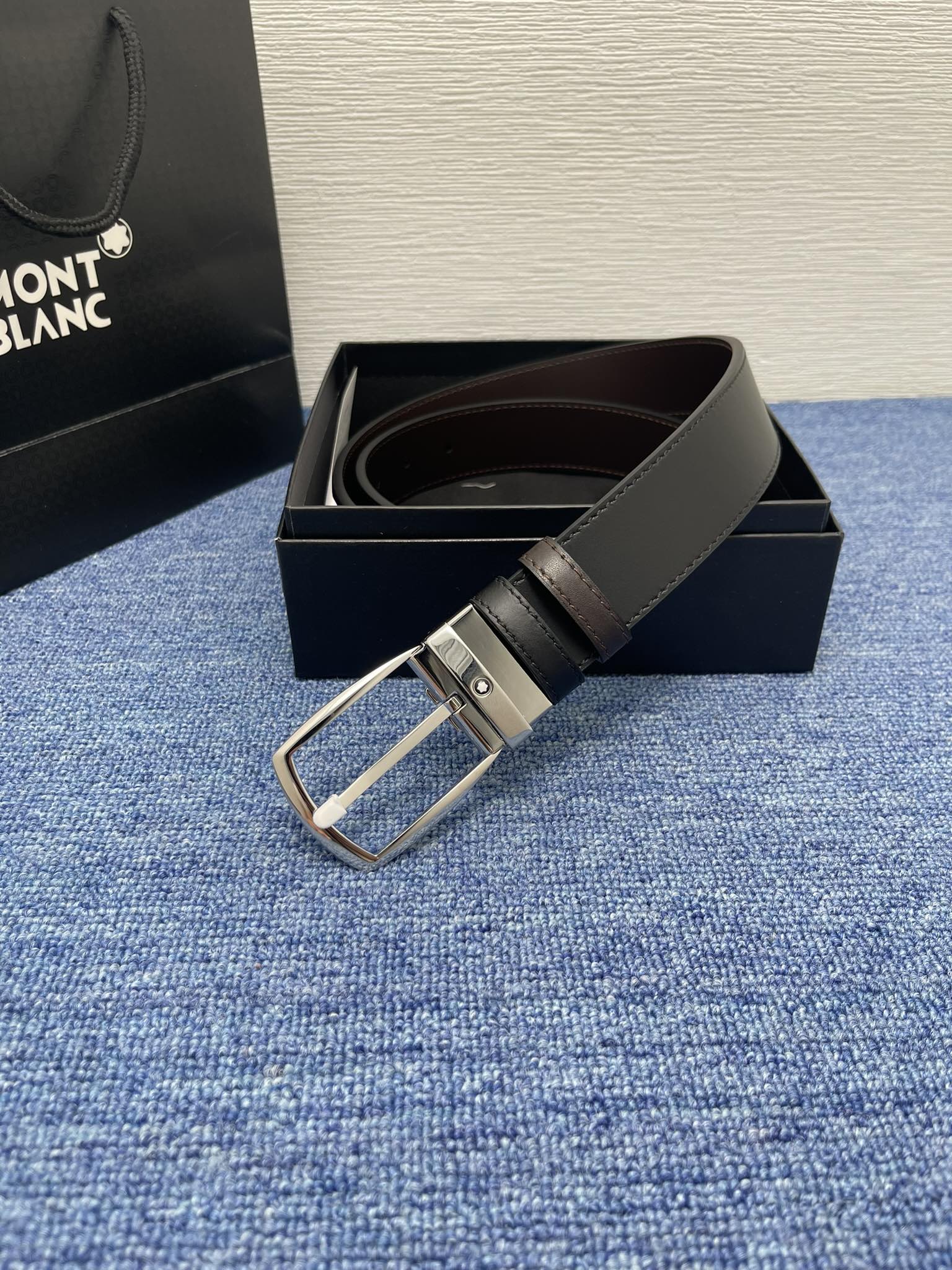 🔴 【品牌】万宝龙 🔴 【描述】双面原版皮，这款饰有带扣的腰带配以水牛皮衬里，覆以Monogram 牛皮