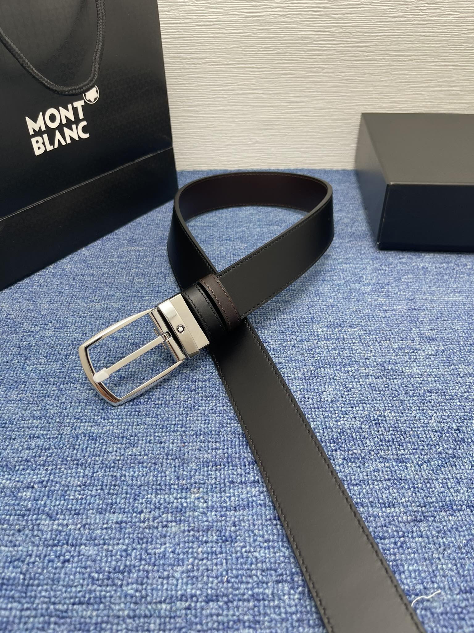 🔴 【品牌】万宝龙 🔴 【描述】双面原版皮，这款饰有带扣的腰带配以水牛皮衬里，覆以Monogram 牛皮