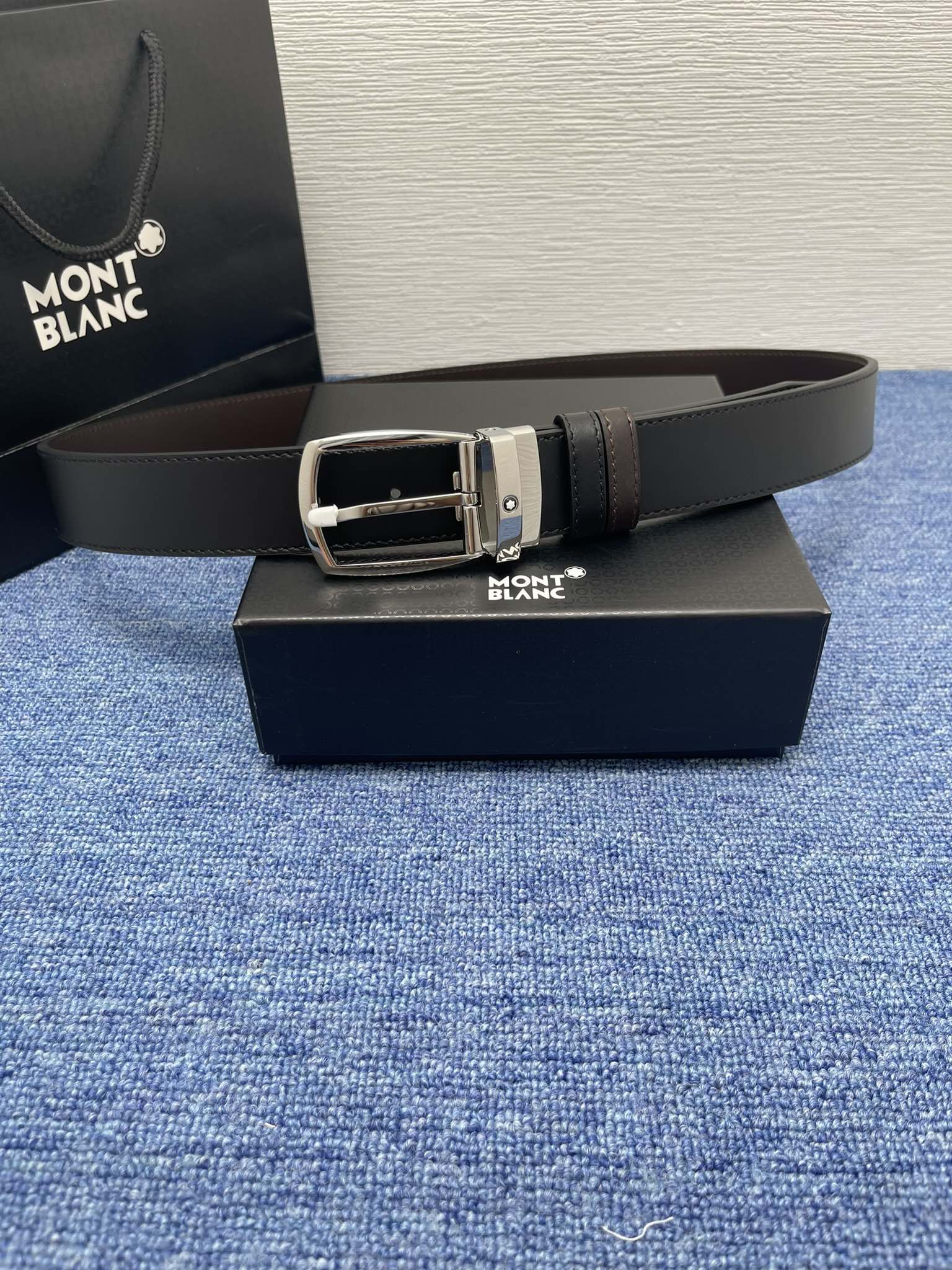 🔴 【品牌】万宝龙 🔴 【描述】双面原版皮，这款饰有带扣的腰带配以水牛皮衬里，覆以Monogram 牛皮