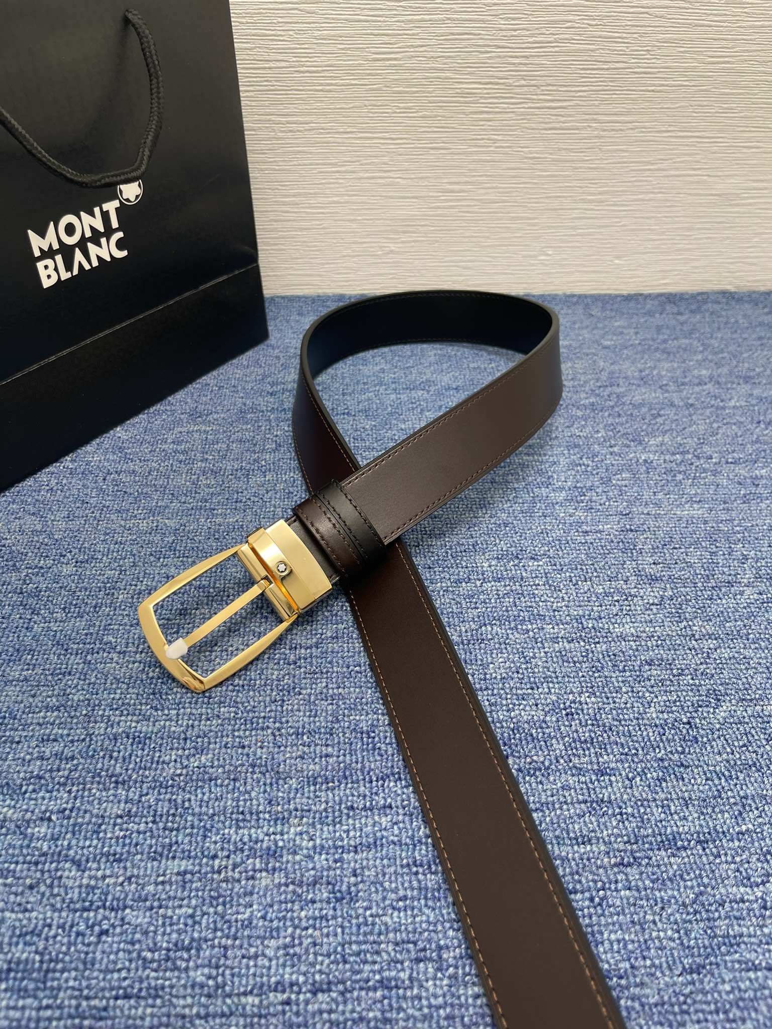 🔴 【品牌】万宝龙 🔴 【描述】双面原版皮，这款饰有带扣的腰带配以水牛皮衬里，覆以Monogram 牛皮